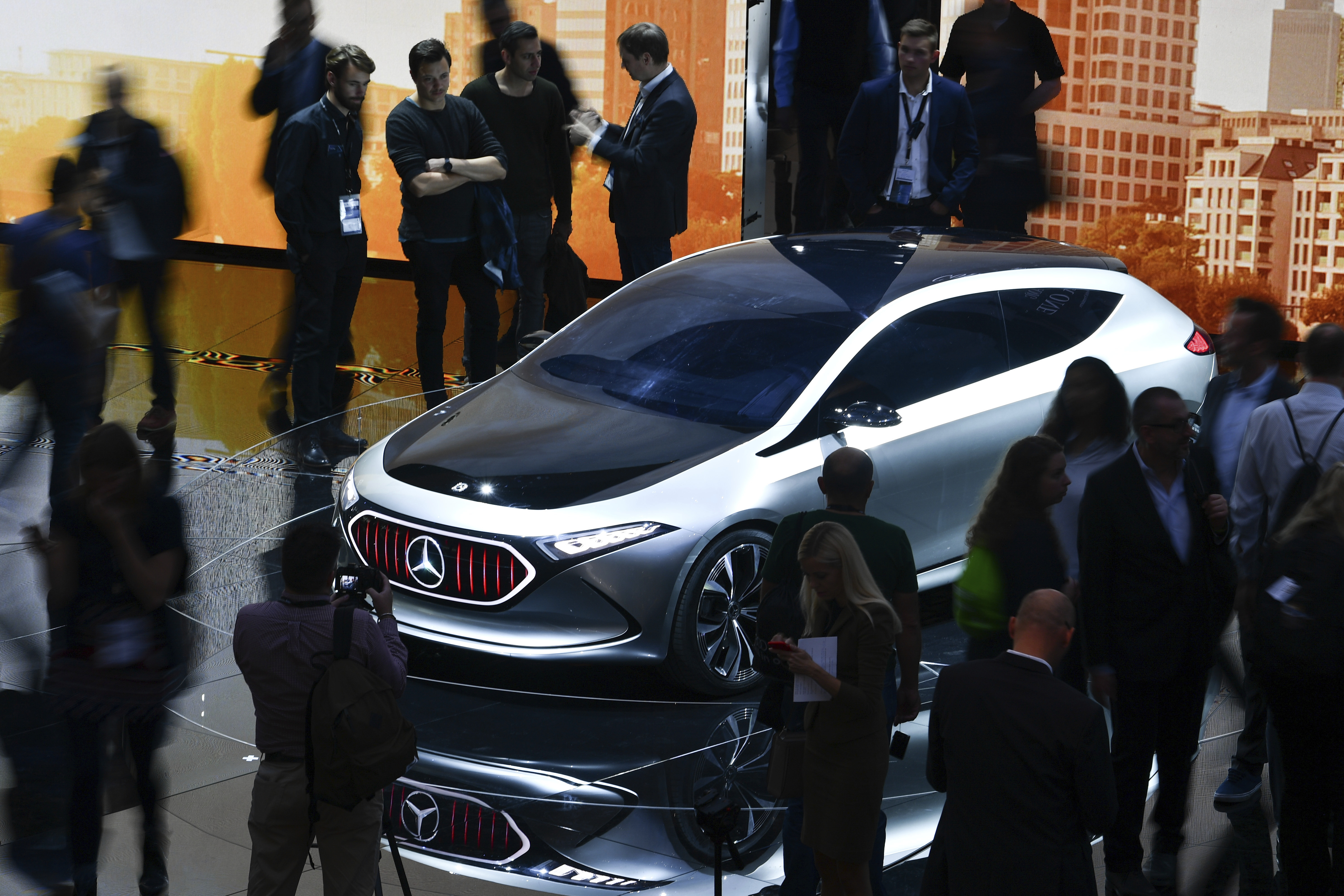 Посетителите стоят до електрически Mercedes Concept EQA на автоизложението във Франкфурт
