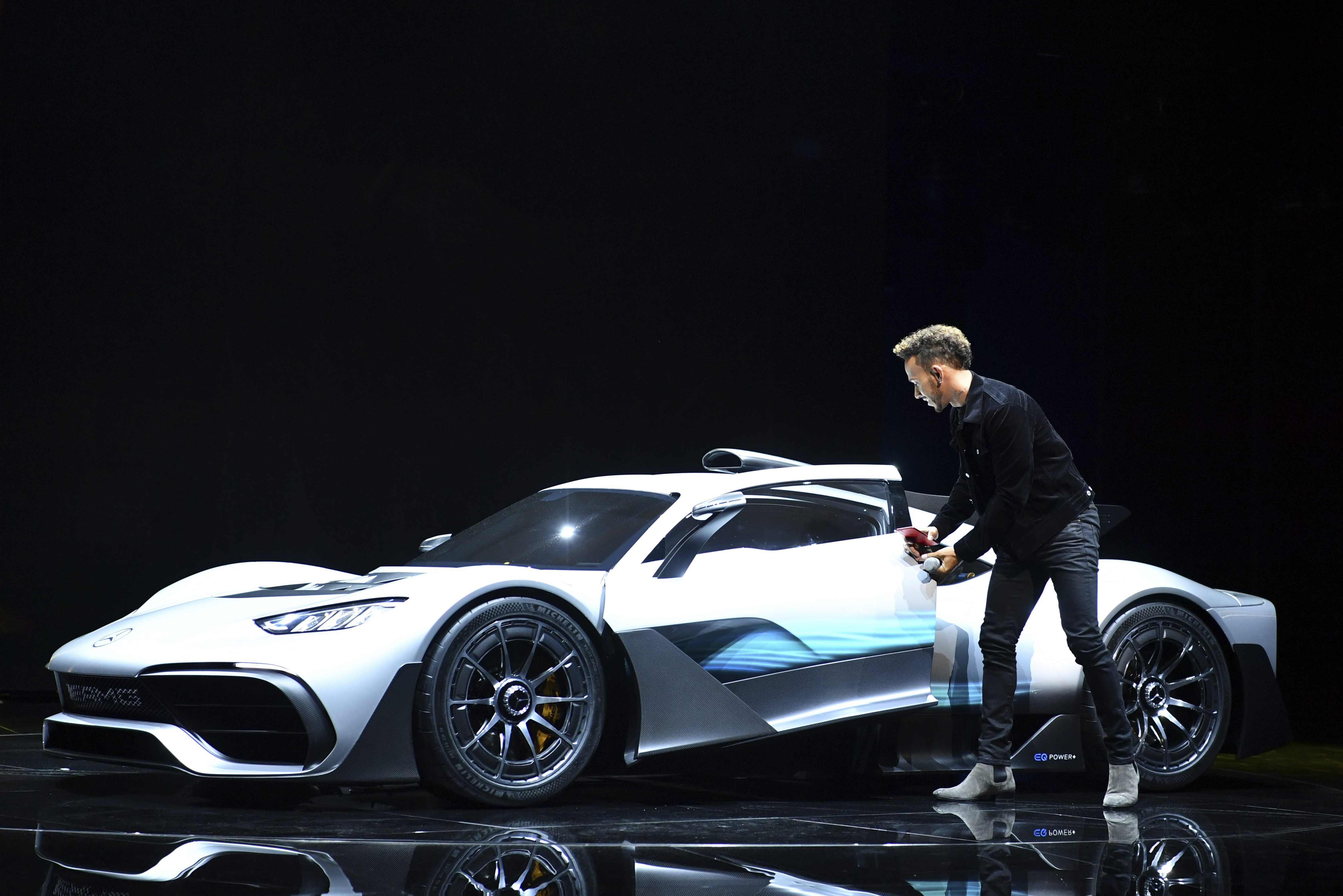 Люис Хамилтън до Mercedes-AMG на автоизложението във Франкфурт