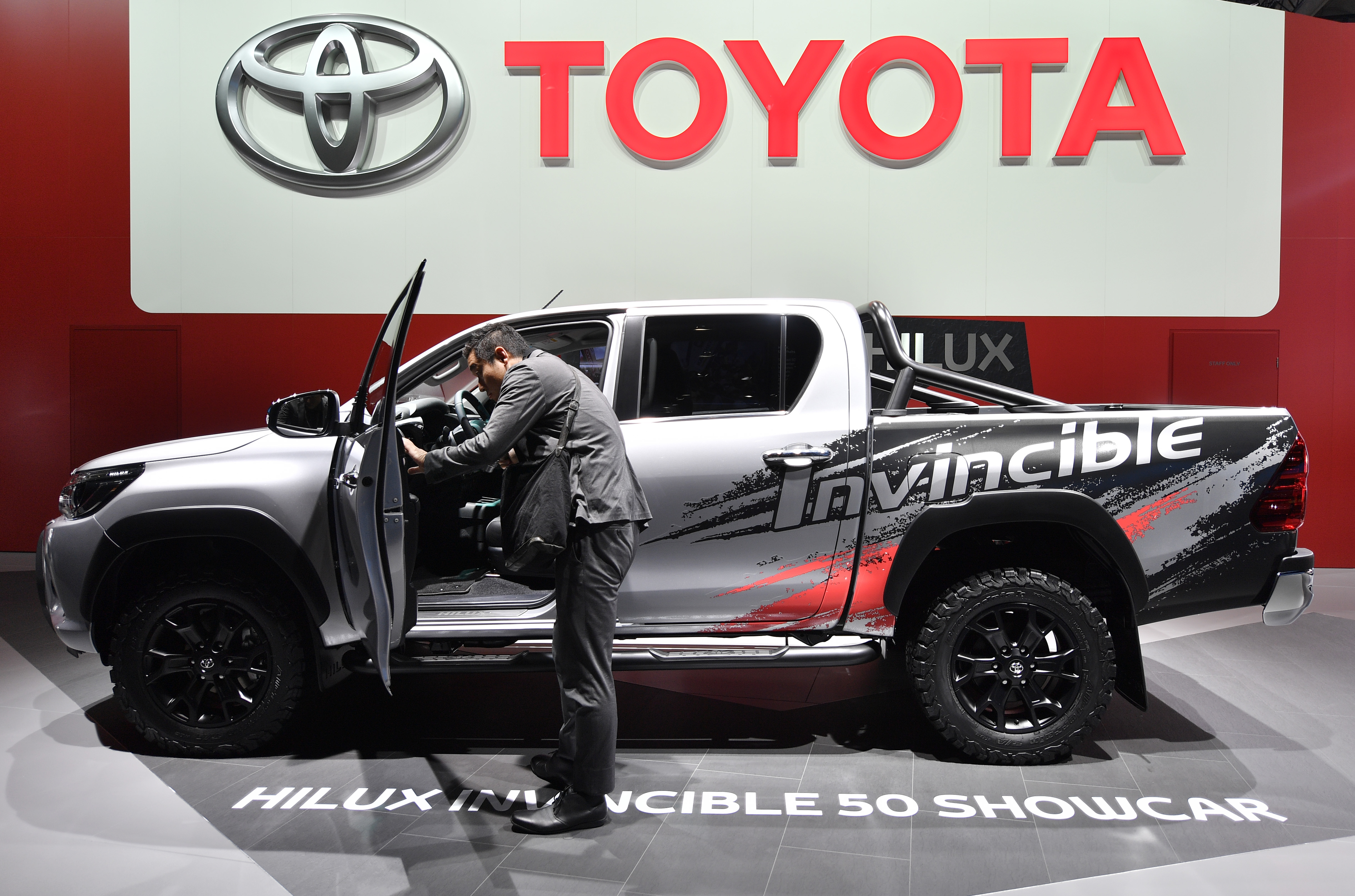Toyota: Преходът към електромобили все още е невъзможен