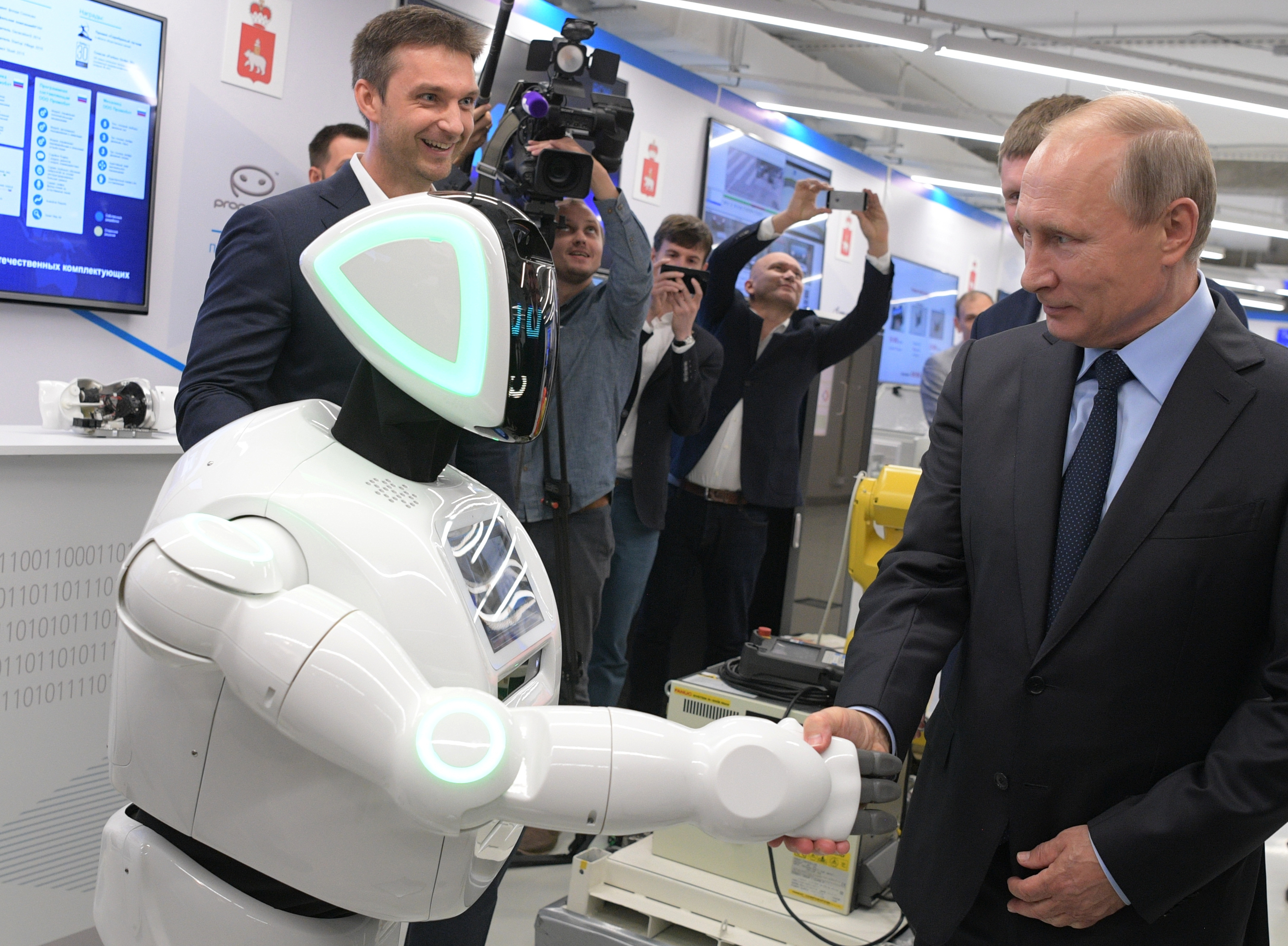 Руски робот-беглец се ръкува с Владимир Путин