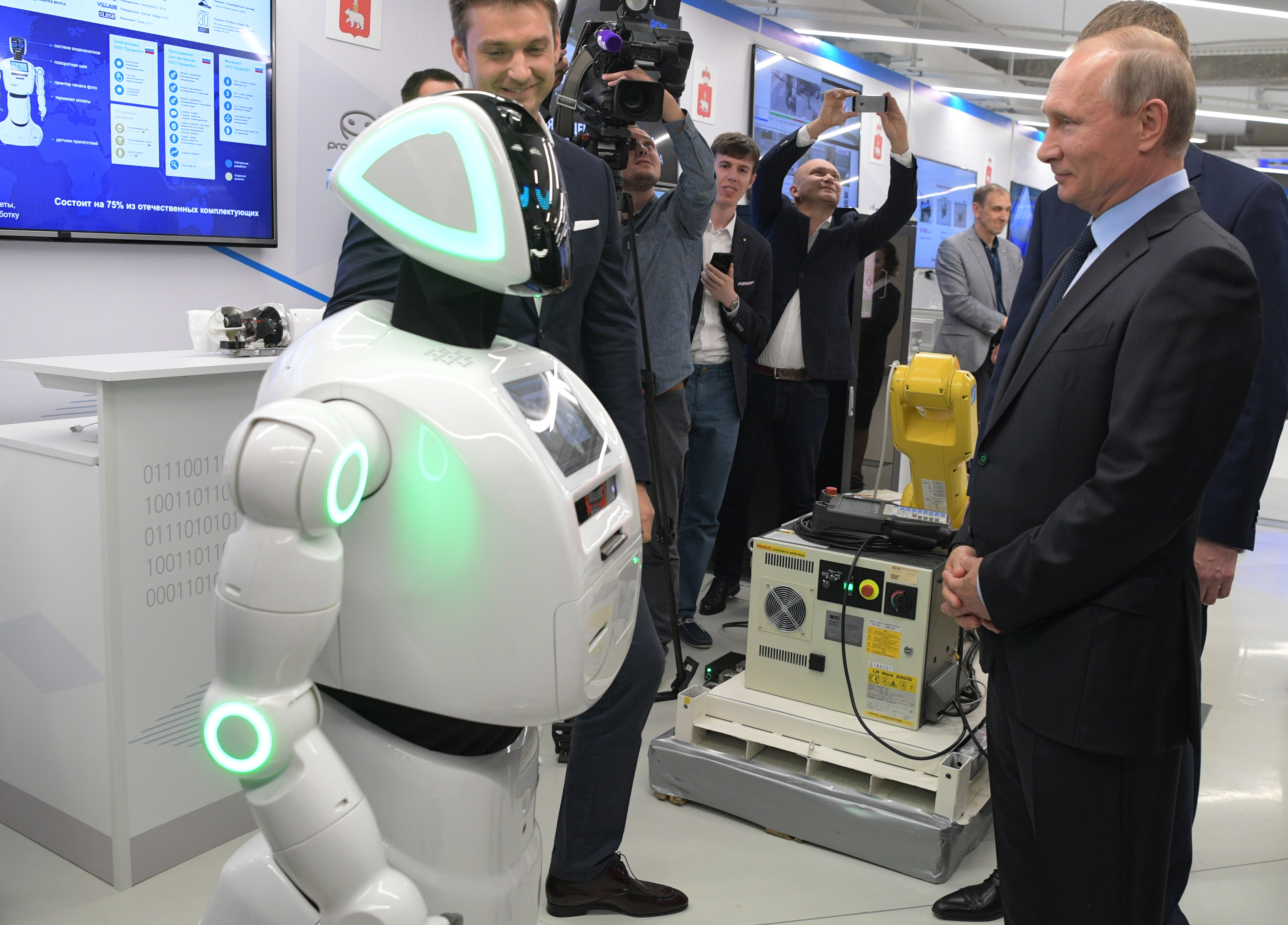Робот се ръкува с Владимир Путин