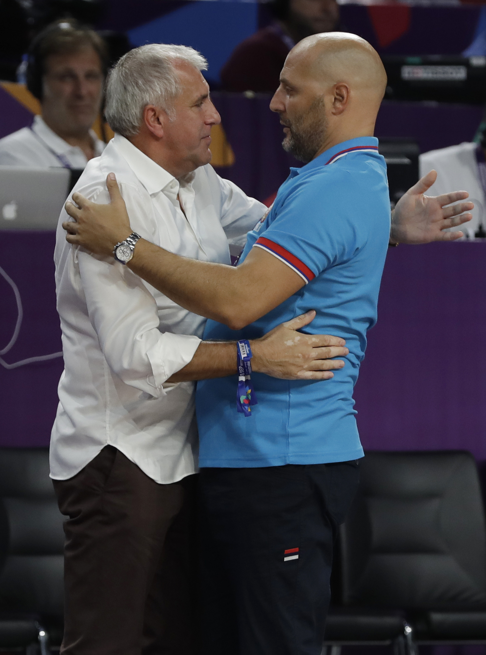 Саша Джорджевич се прегръща с Желко Обрадович - Сърбия е на полуфинал