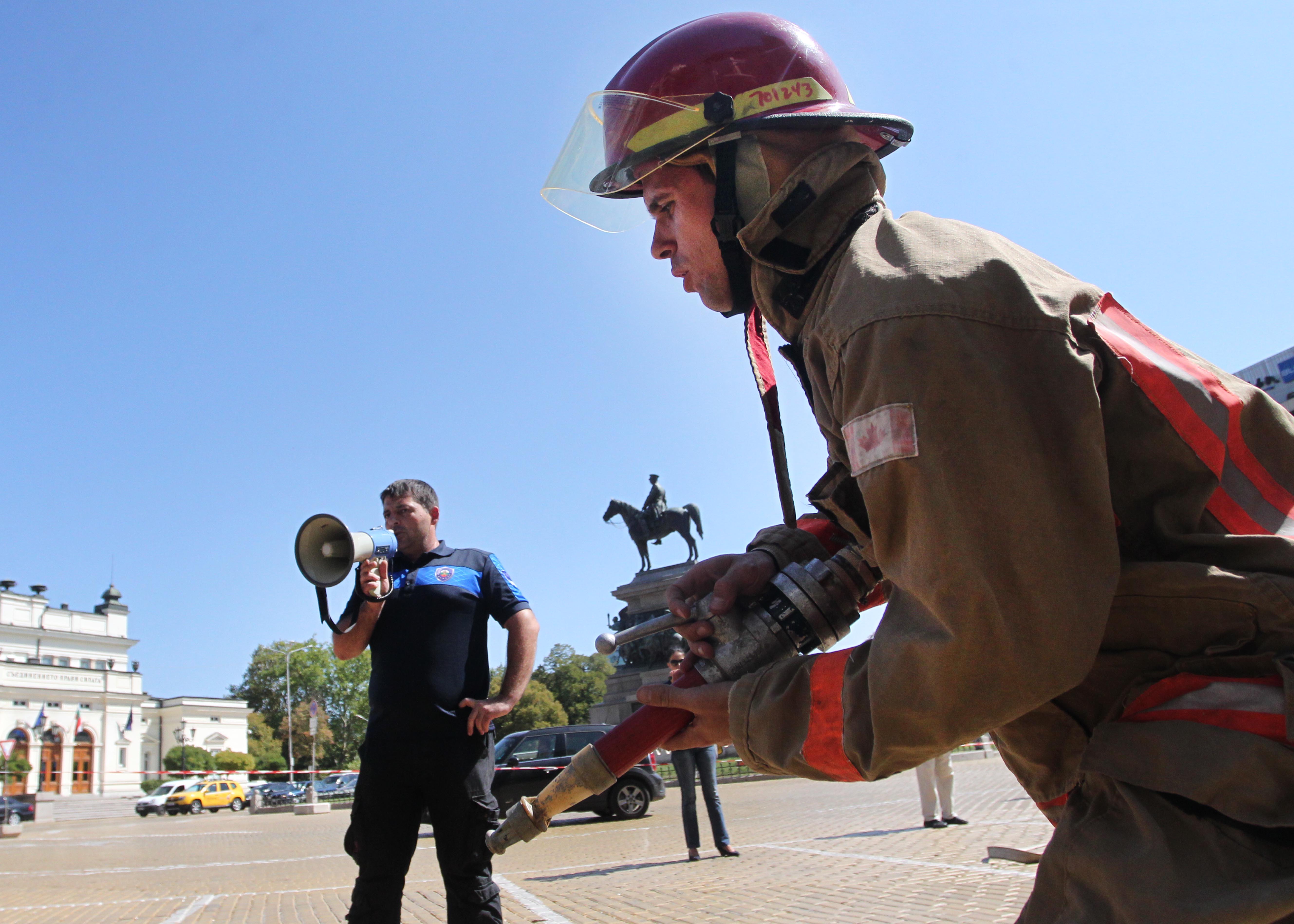 Пожарникари извадиха маркуча и носилката за депутатите