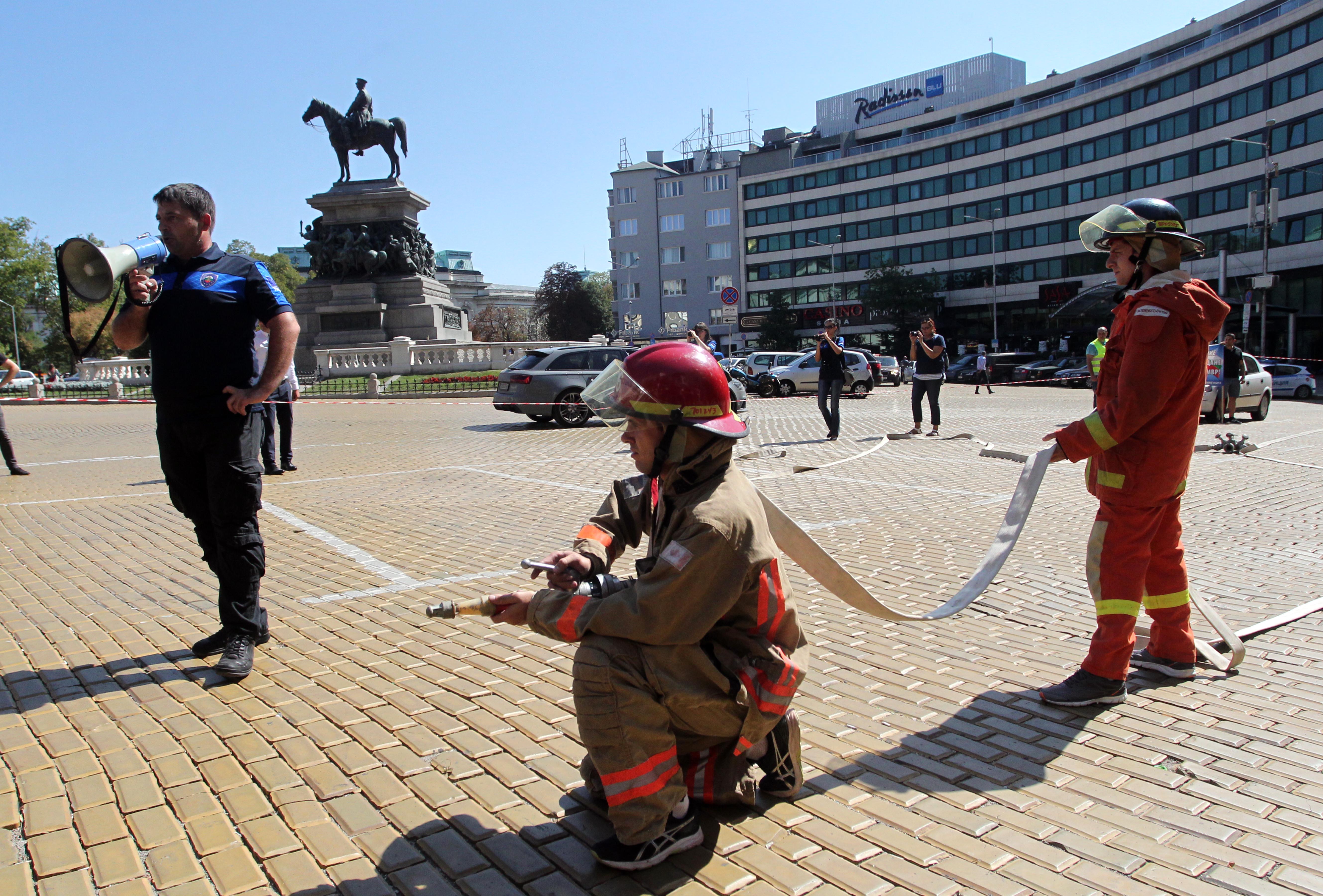 Демонстрация на пожарникари при протест пред парламента