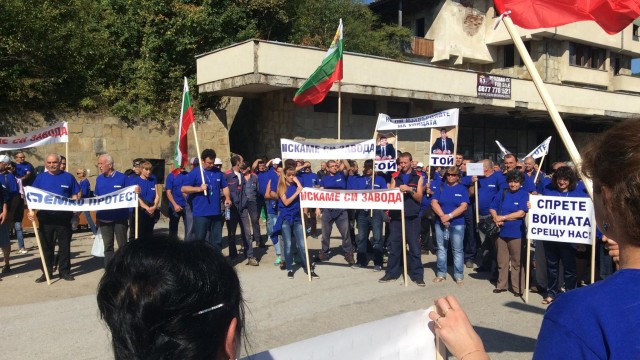Работниците във военния завод ”Емко” протестират отново днес