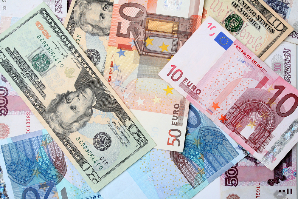 Доларът и еврото ще се изравнят, прогнозират от датската Saxo Bank