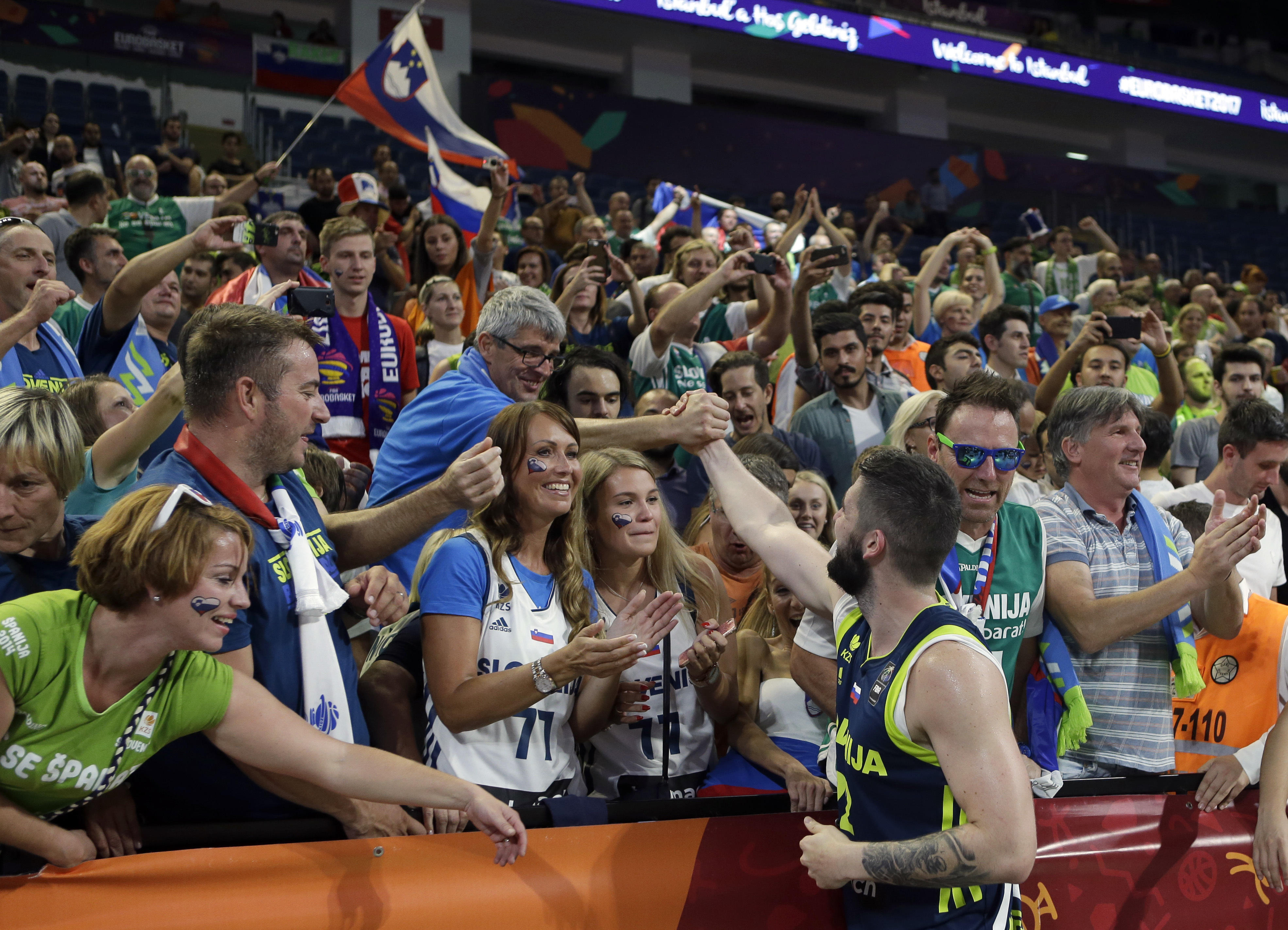 Словенският баскетболист Жига Димеч се радва с феновете на отбора в залата в Истанбул