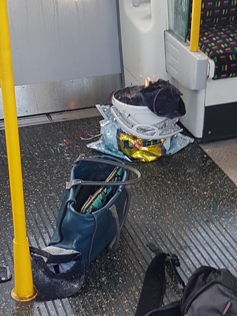 Паника в лондонското метро след слаб взрив (снимки)