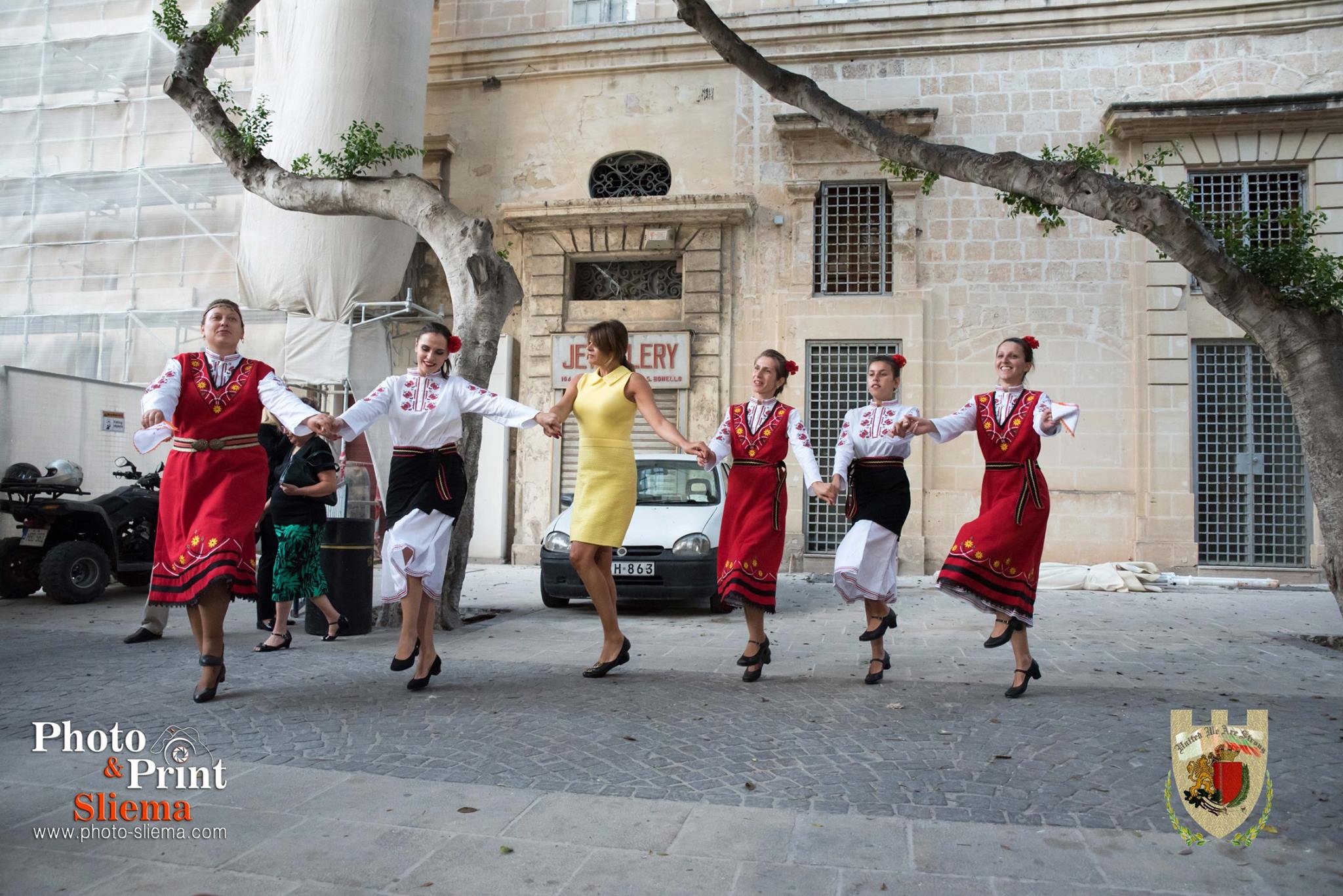 Десислава Радева се хвана на хорото в Малта