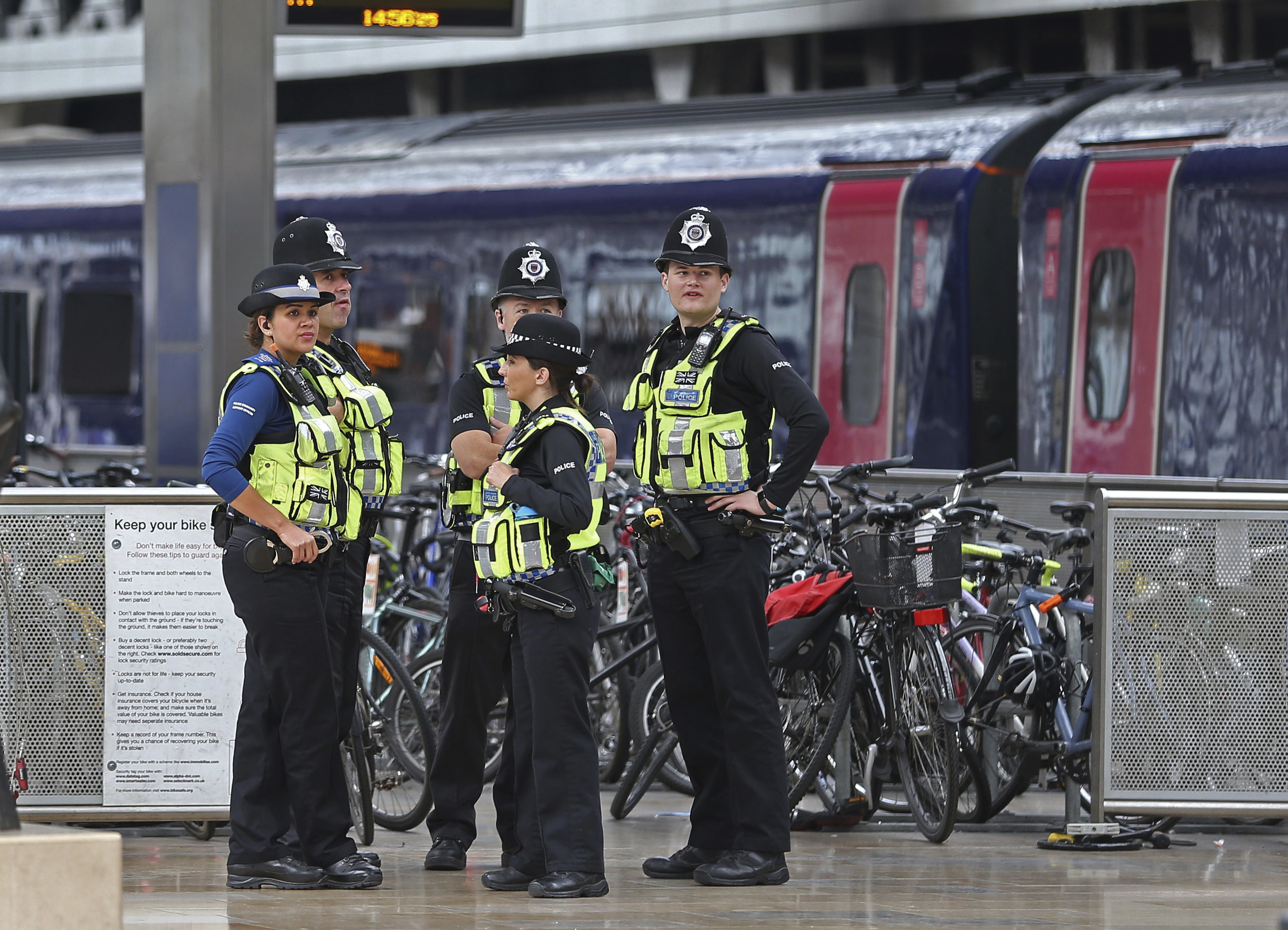 Британски полицаи патрулират след взрива в лондонското метро