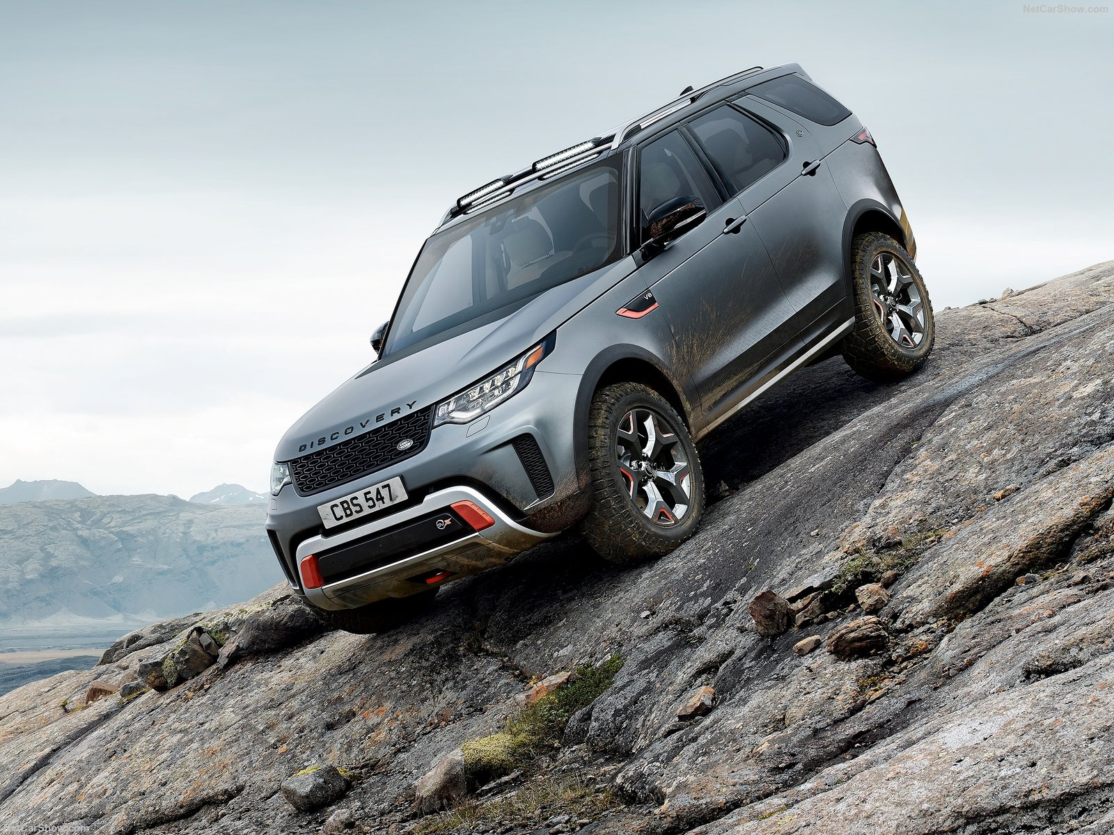 Land Rover представи офроуд машината Discovery SVX