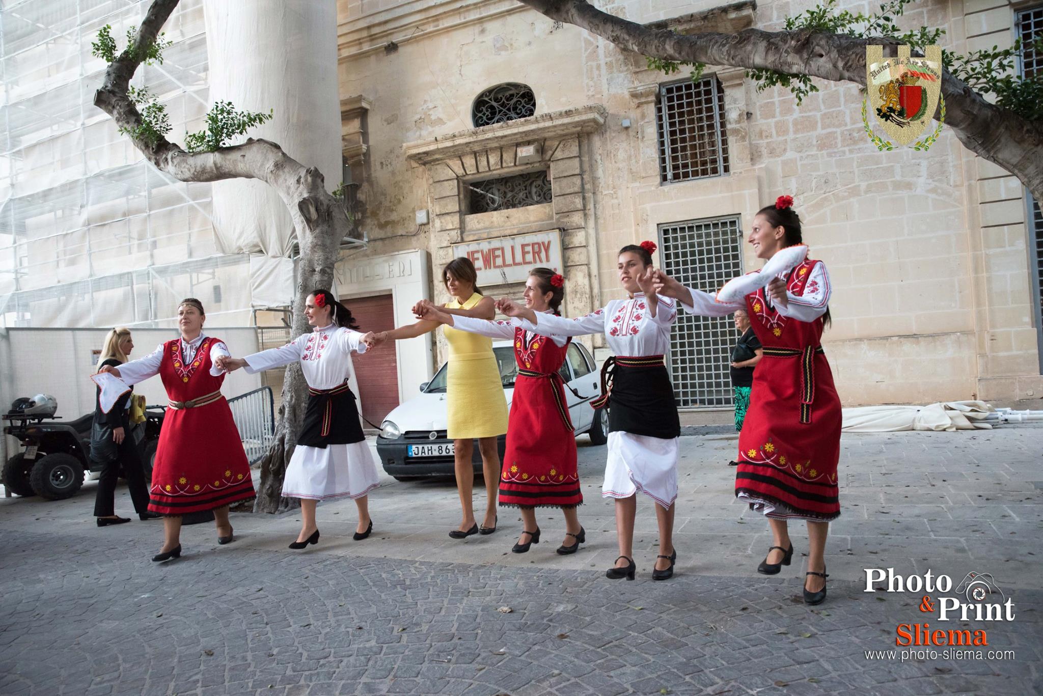 Десислава Радева се хвана на хорото в Малта
