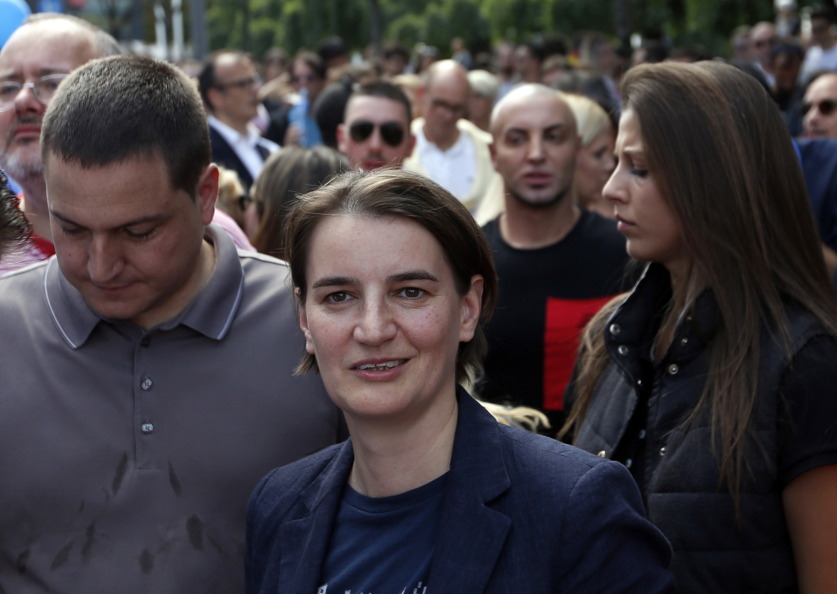 Сръбският премиер Ана Бърнабич в гей парада в Белград