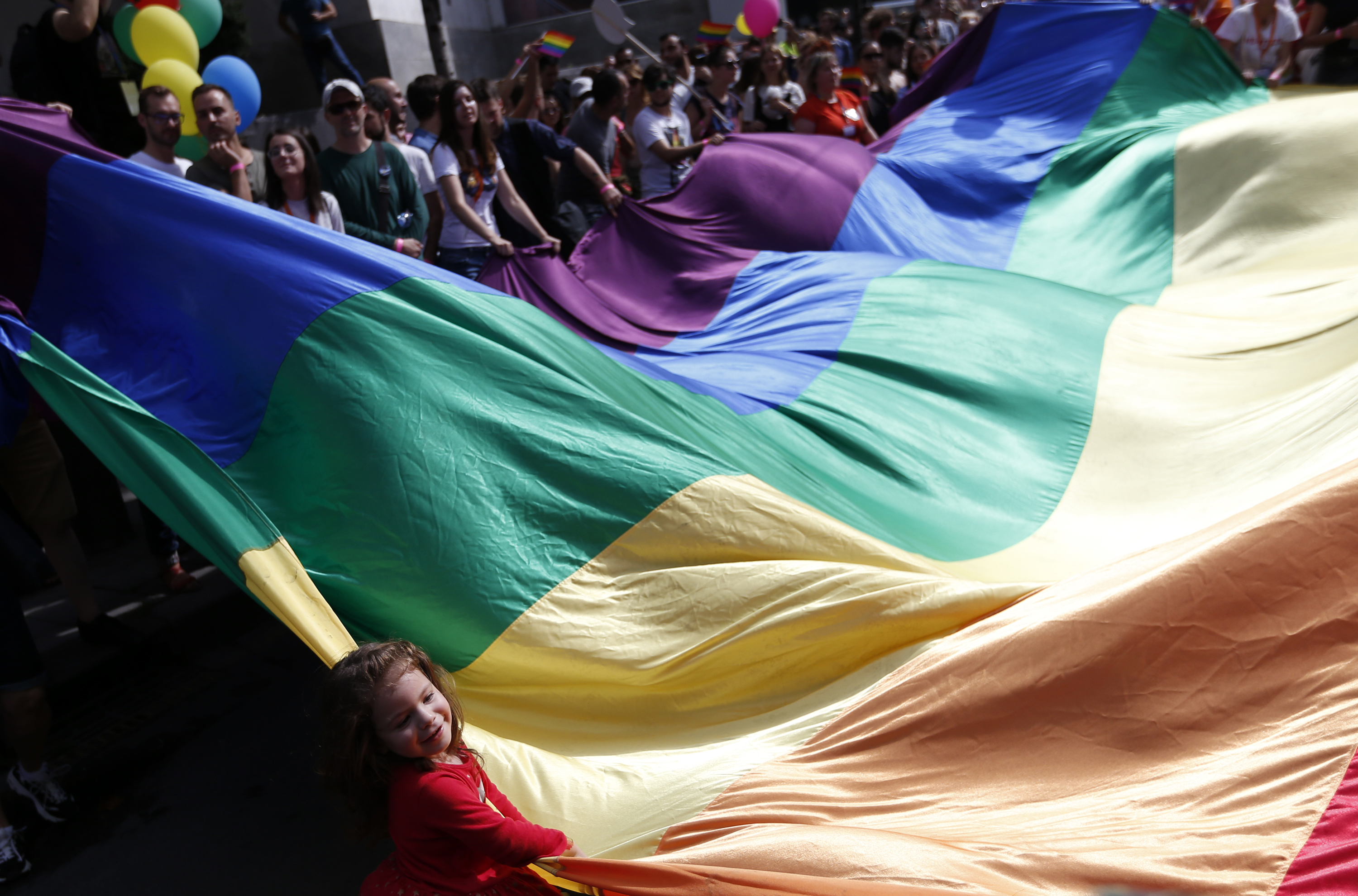 Участниците развяваха голямо знаме с цветовете на дъгата