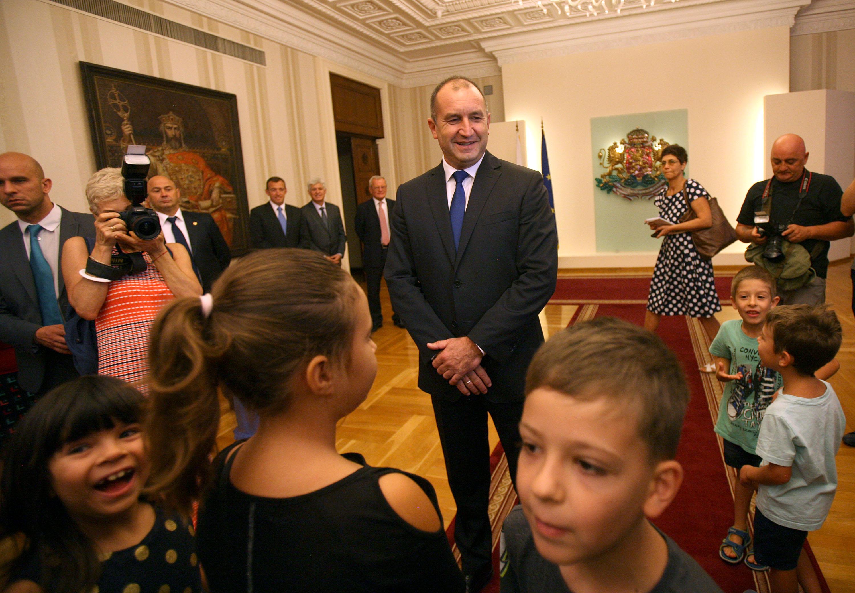 Румен Радев посреща деца в Президенството
