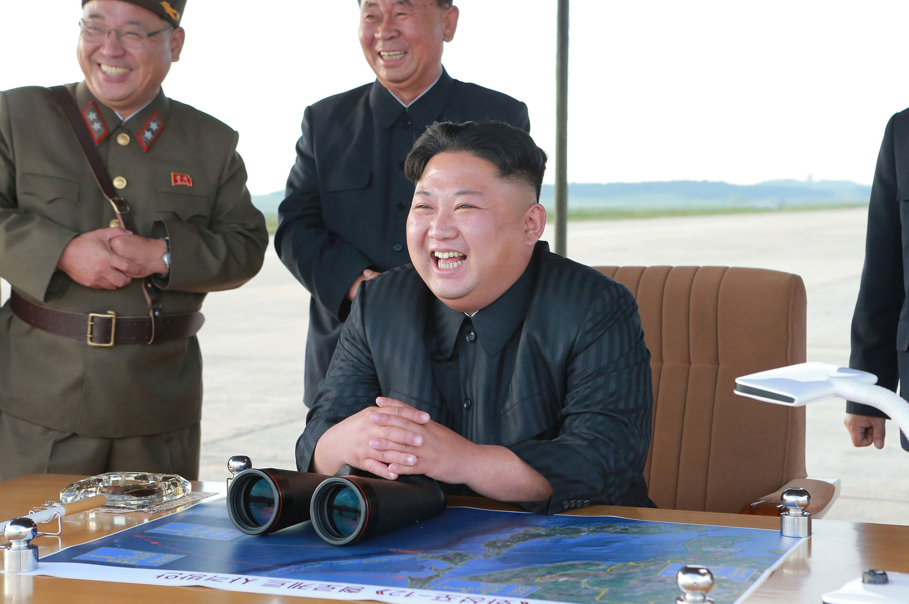 Лидерът на Северна Корея Ким Чен-ун демонстрира добро настроение сред своите военни