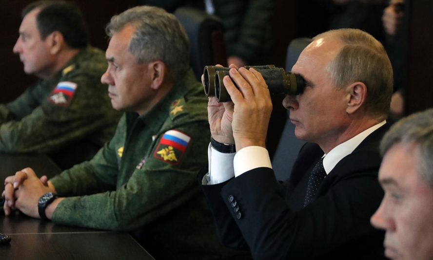 Путин посети военните учения, които тревожат съседите