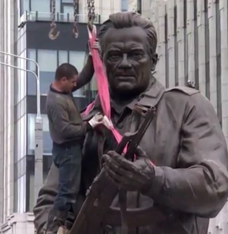 В Москва откриха паметник на Калашников (видео)