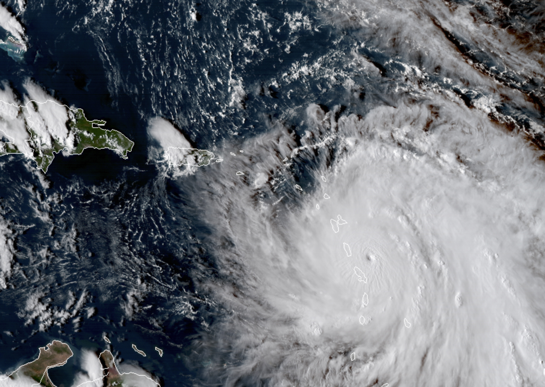 Сателитно изображение на окото на урагана Мария, приближаващ Доминика