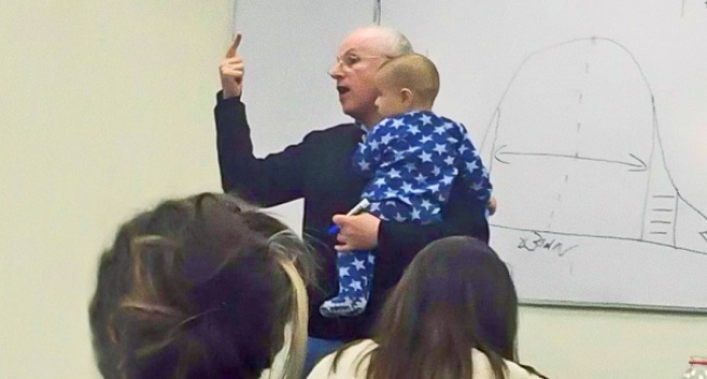 Професор успокоява детето на студентка, докато преподава