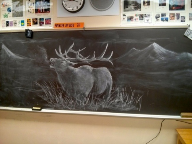 Всеки ден учителят рисува прекрасни картини на дъската, за да вдъхновява учениците си