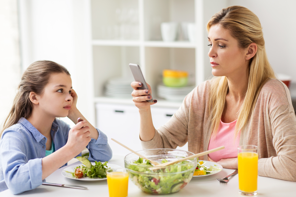 Родителите са по-често със смартфона, отколкото с децата