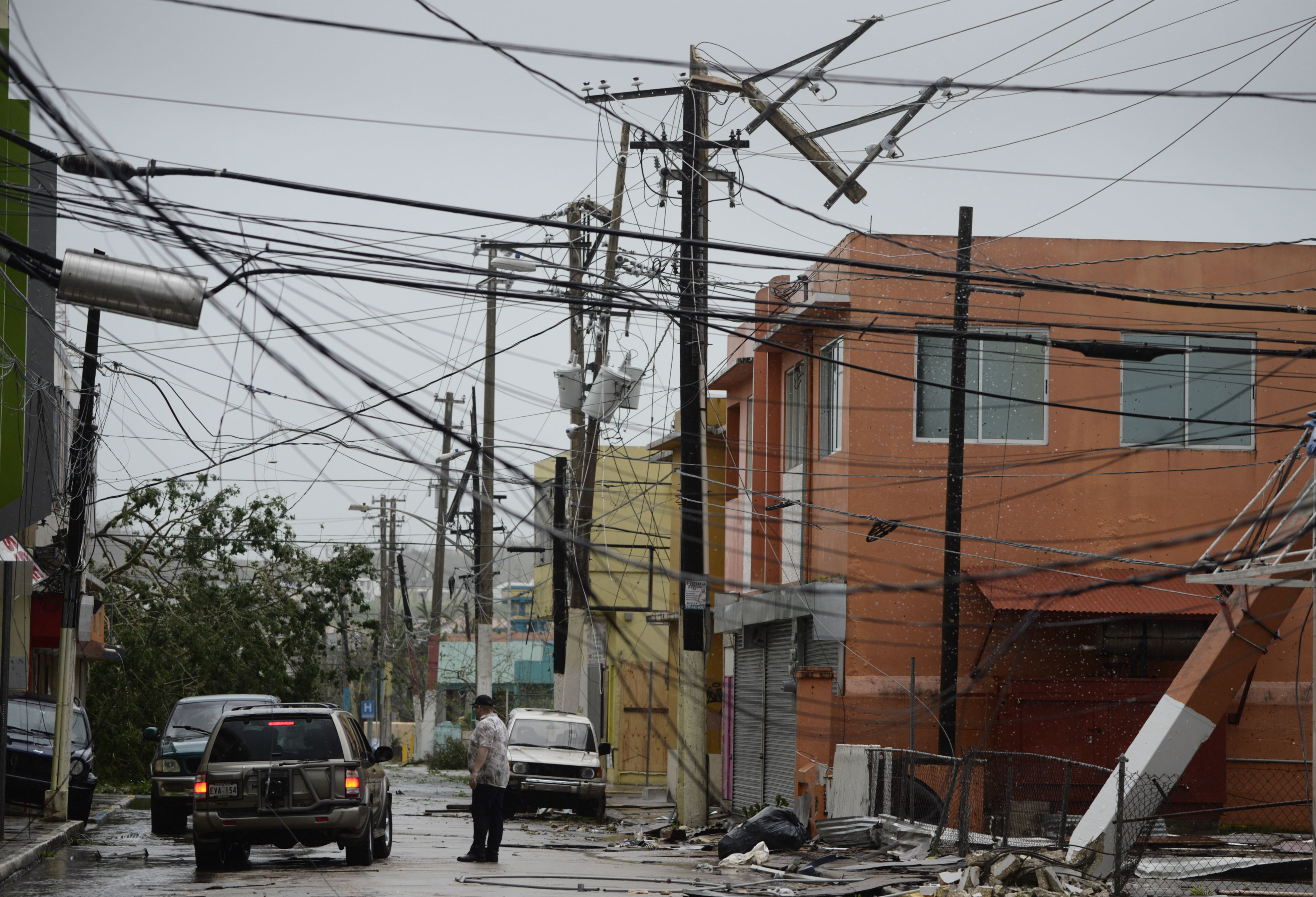 Електропроводи, съборени от урагана Мария в Пуерто Рико
