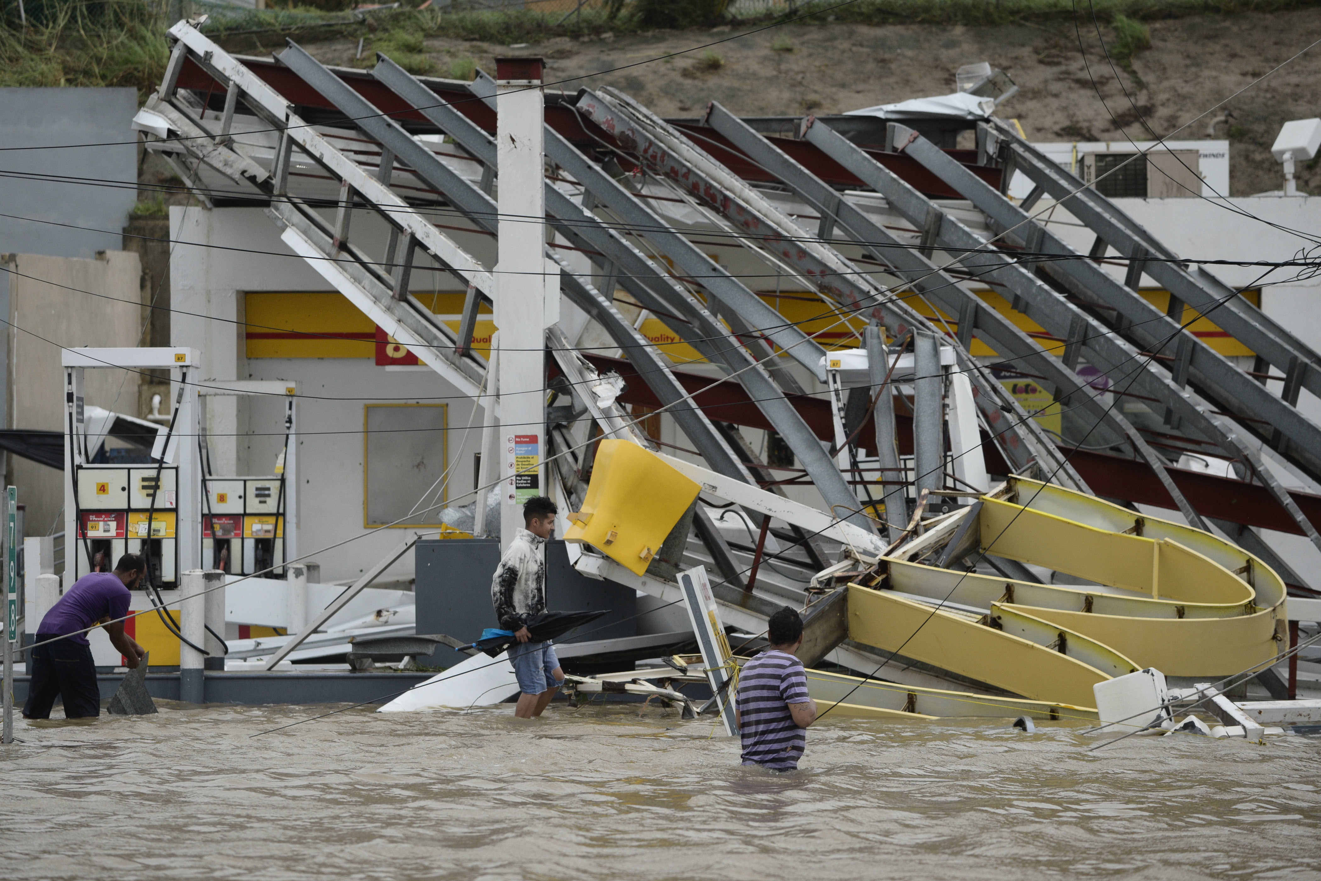 Бензиностанция, поразена от урагана Мария в Пуерто Рико