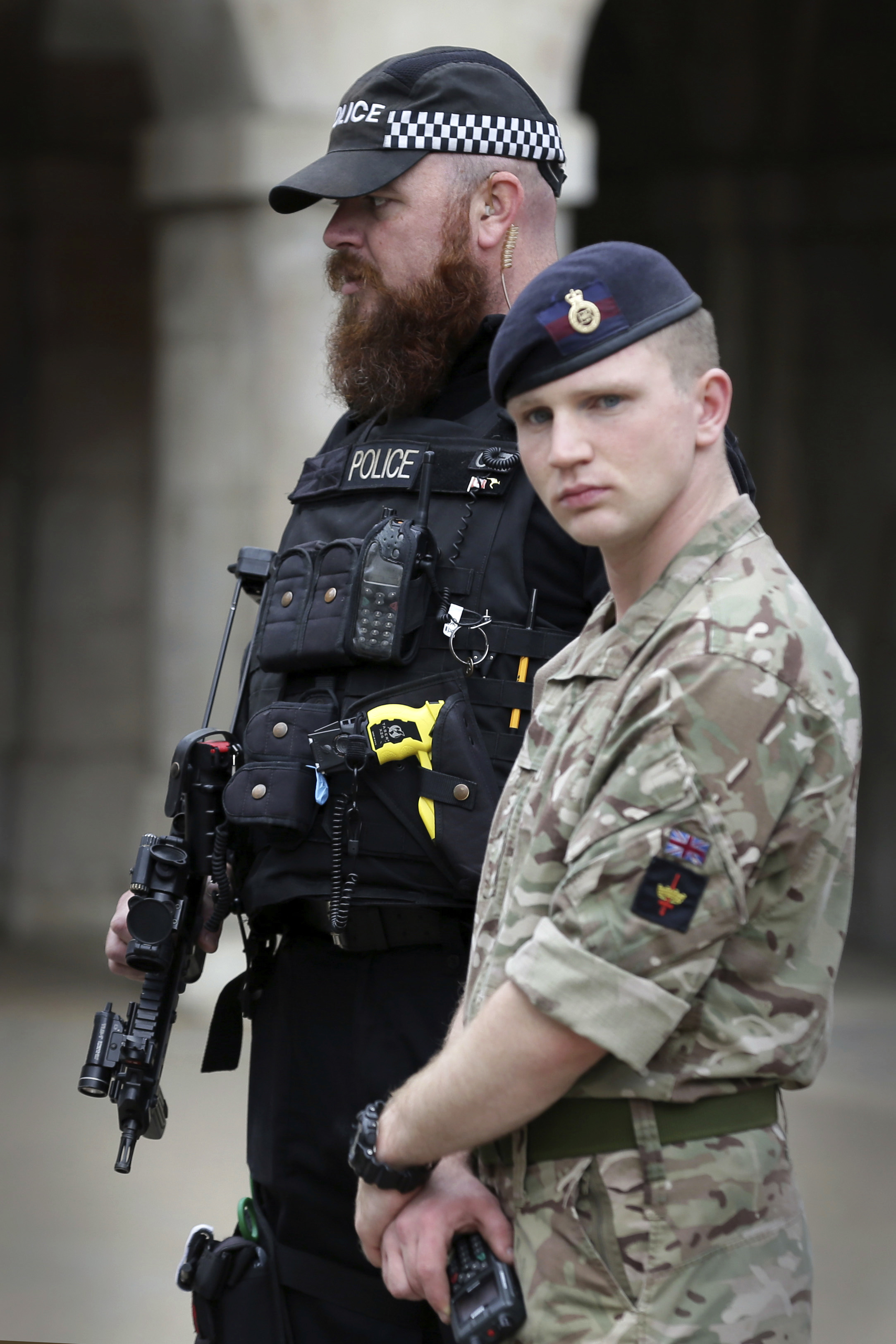 Въоръжени полицаи патрулират в Лондон