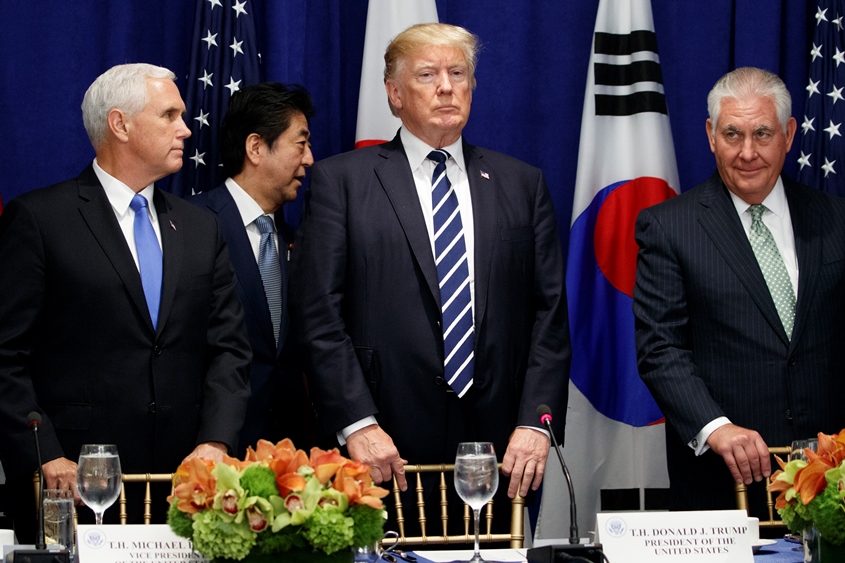 Японският премиер Шиндзо АбеМайк на работен обяд с Доналд Тръмп