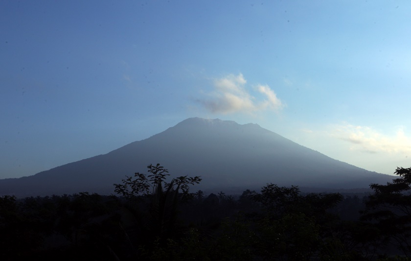 Високият 3031 м вулкан Агунг за последен път е изригвал през 1963 г.