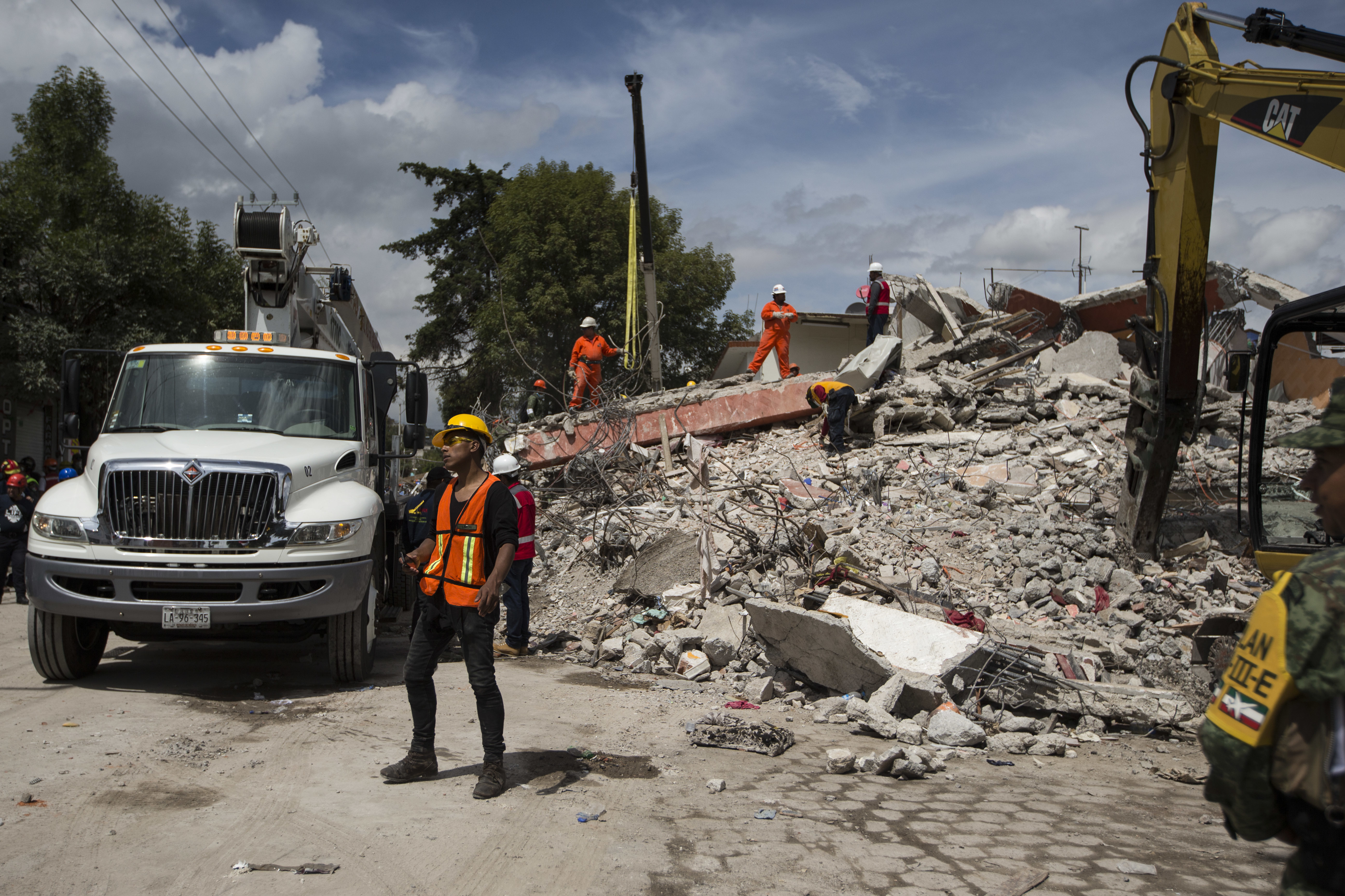 Издирването на оцелели под руините на десетките срутени сгради продължава