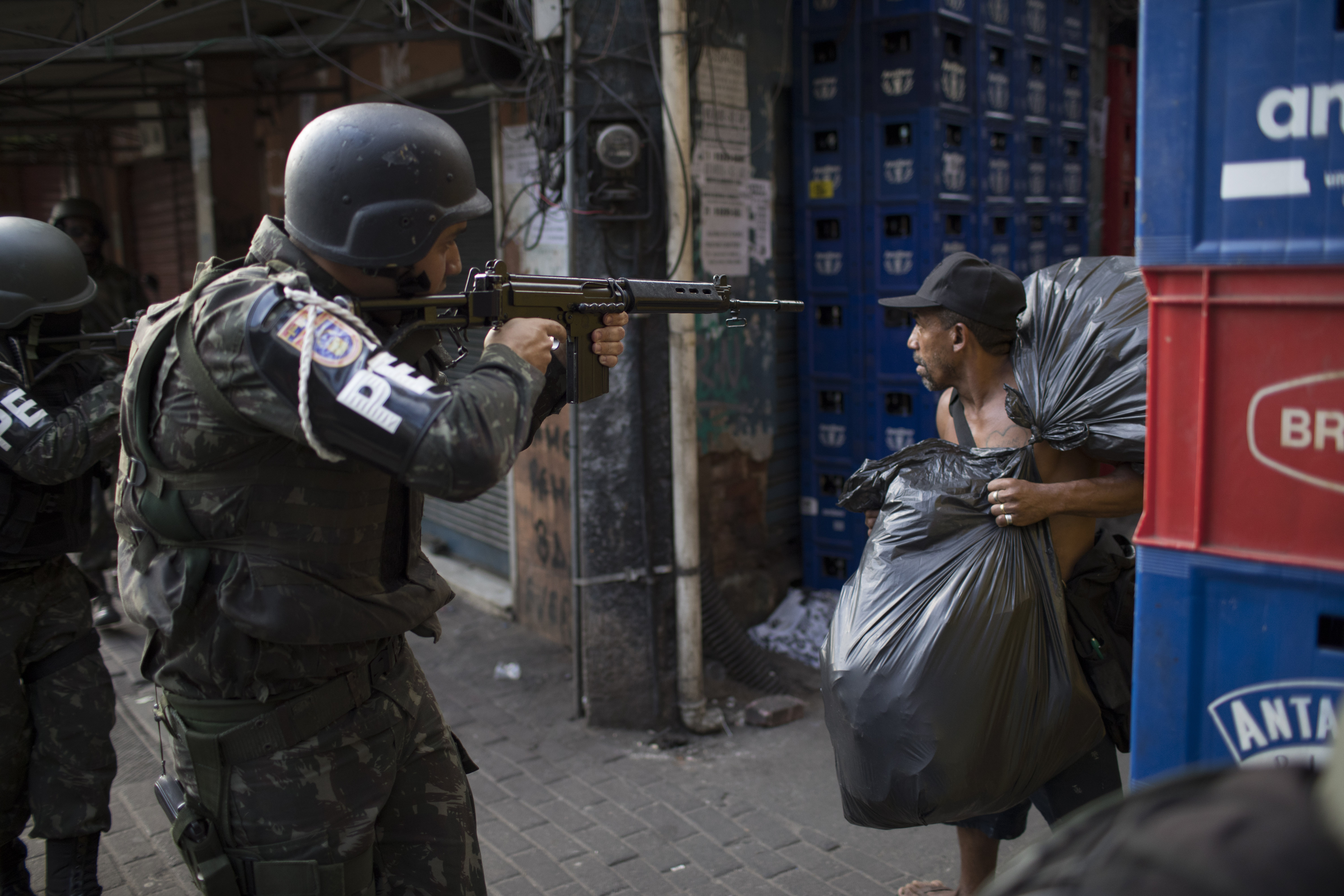 Бразилските военни бяха принудени да използват оръжие в гетата на Рио
