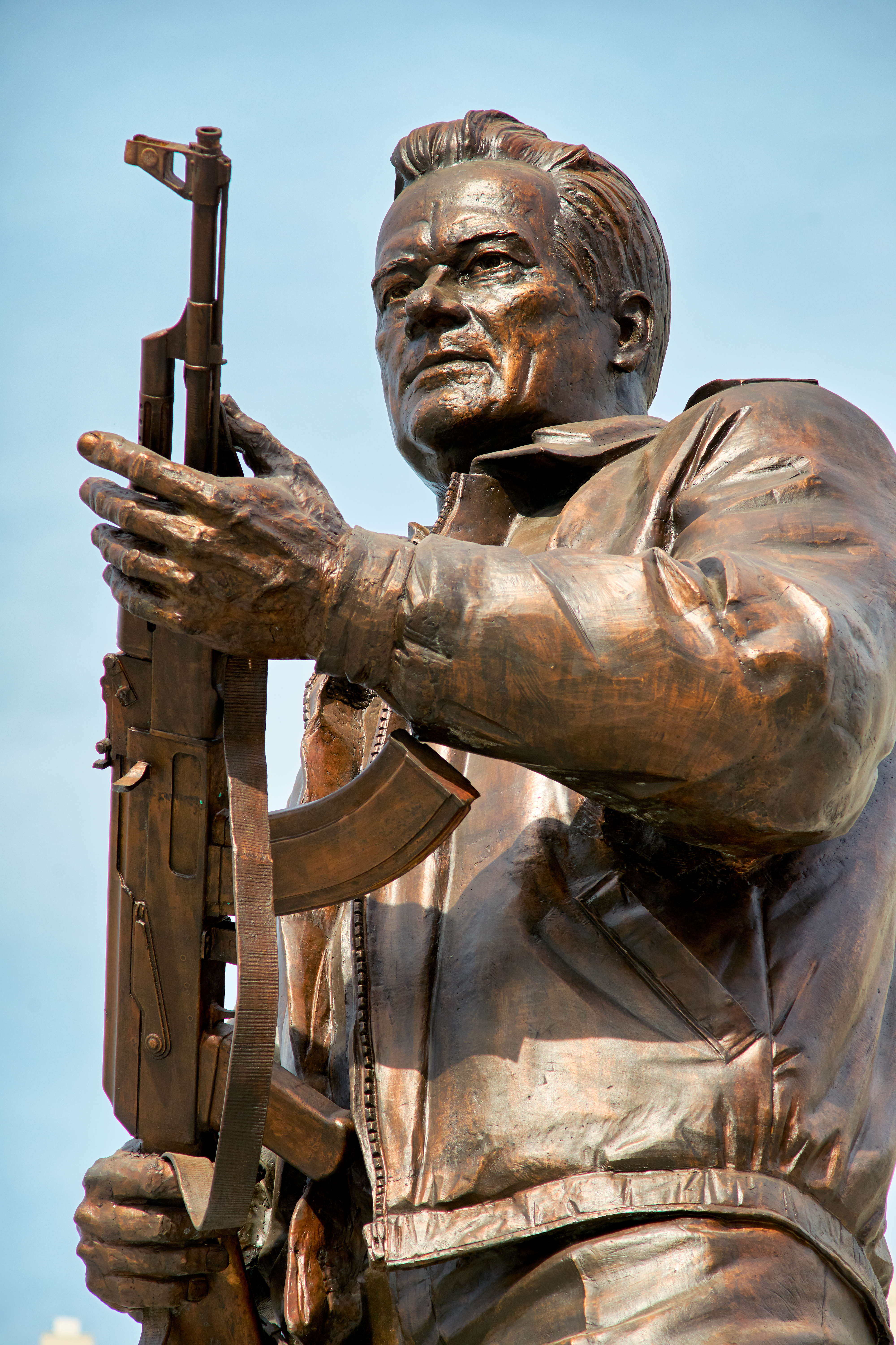 Паметникът на оръжейния конструктор Михаил Калашников в Москва