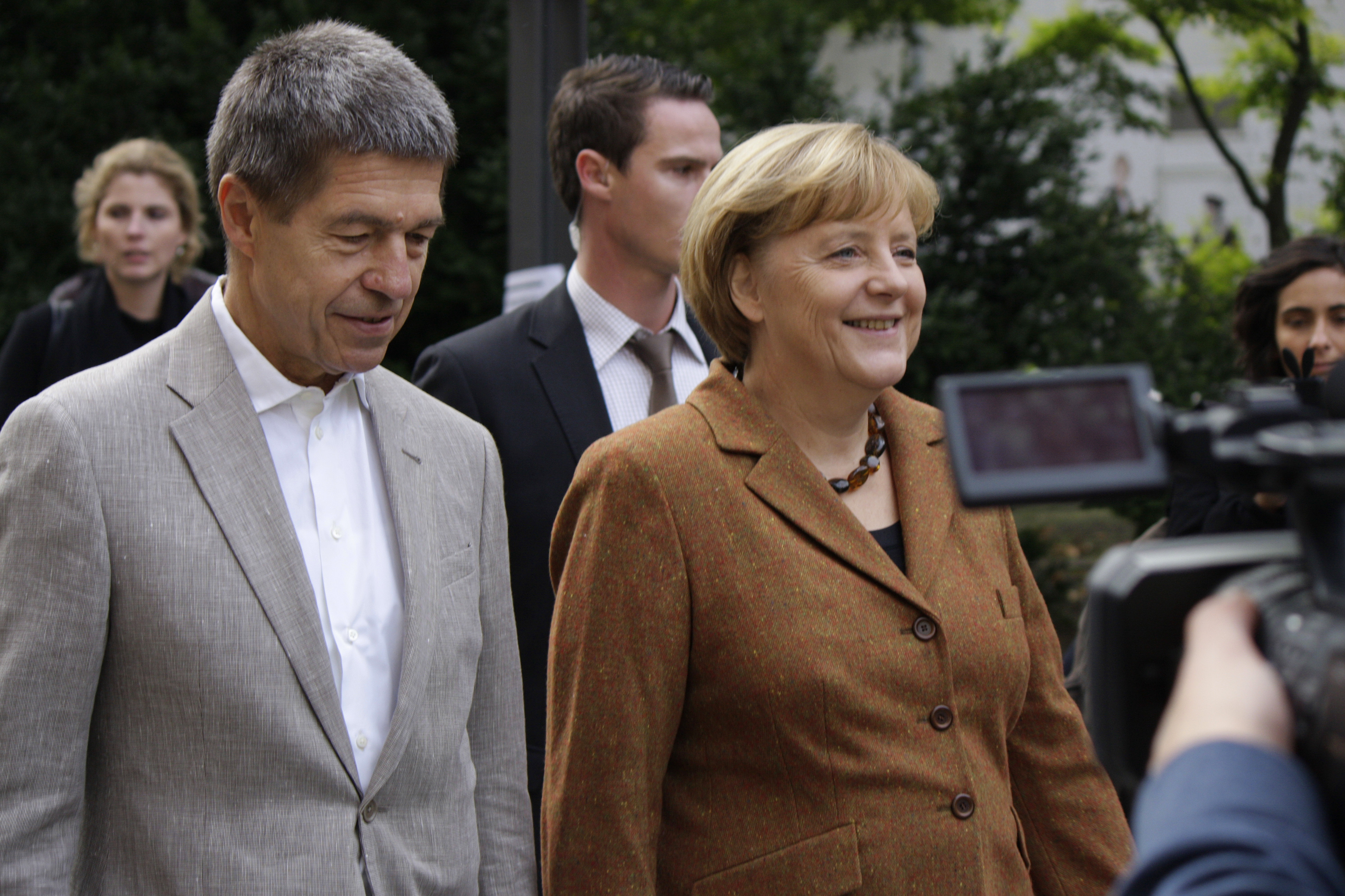 Кой е Йоахим Зауер - мъжът до Ангела Меркел?