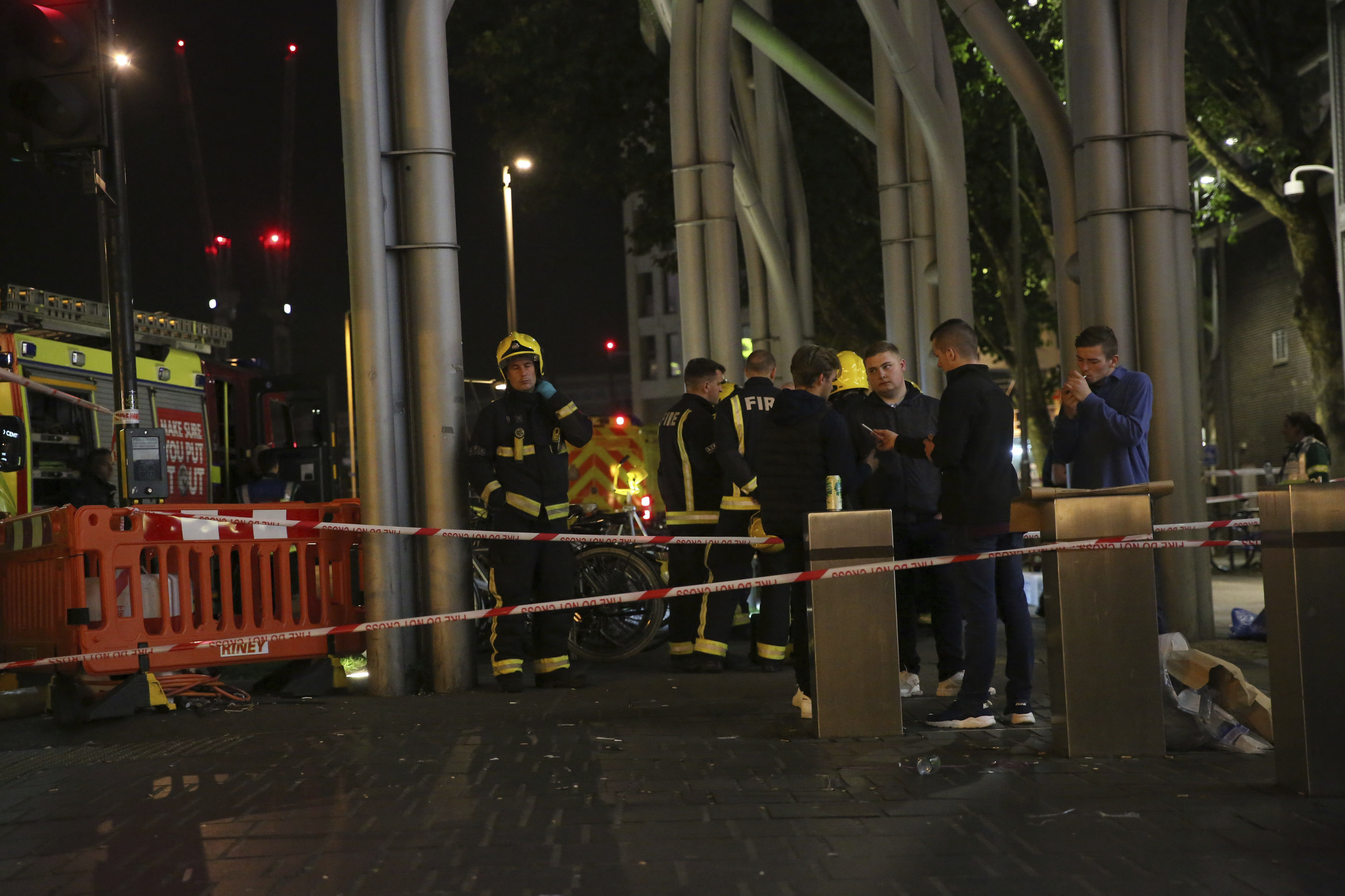 Силите за сигурност отцепиха района на нападенията в Лондон