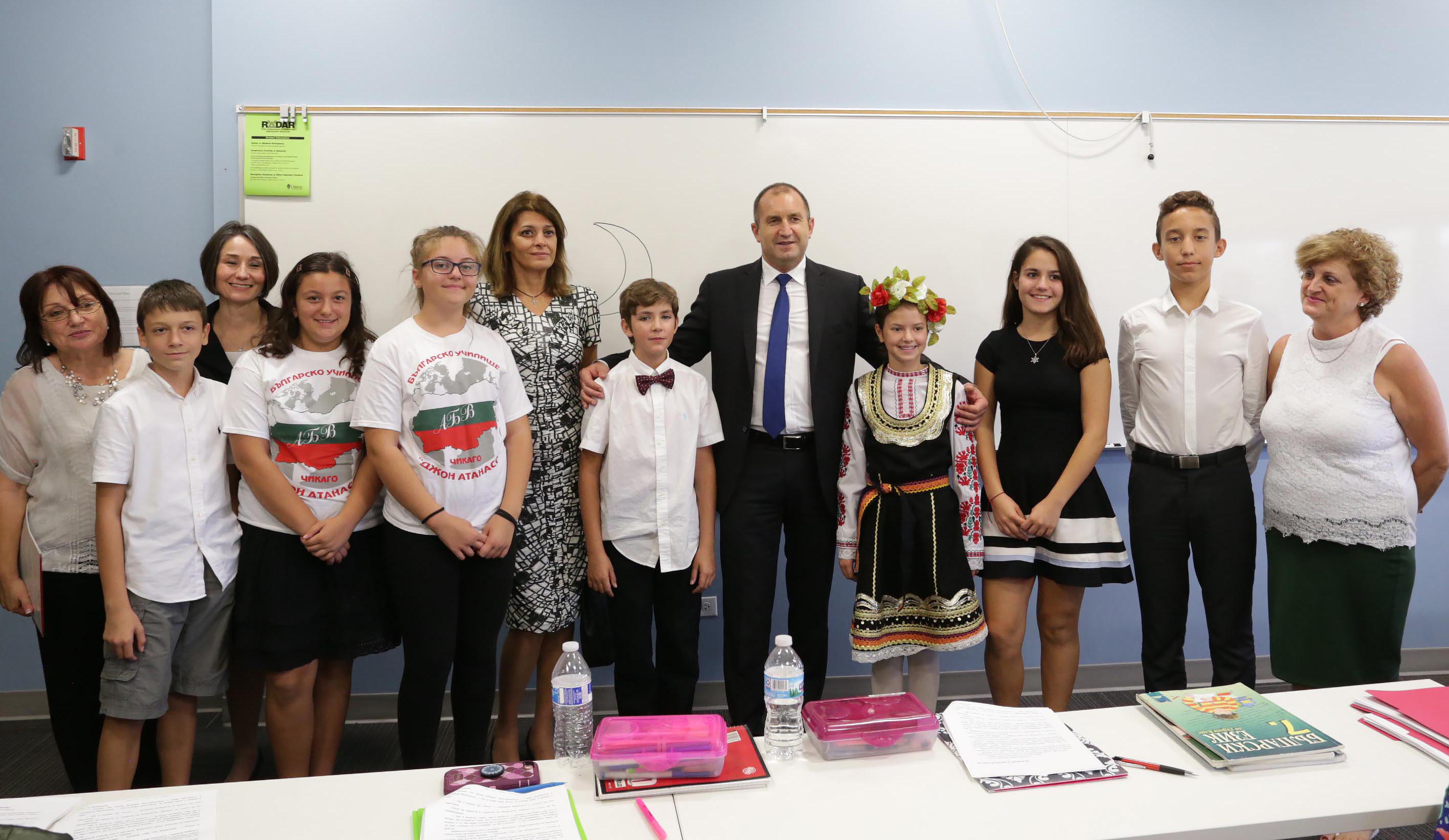 Президентът Румен Радев посети българското училище „Джон Атанасов“ в Чикаго