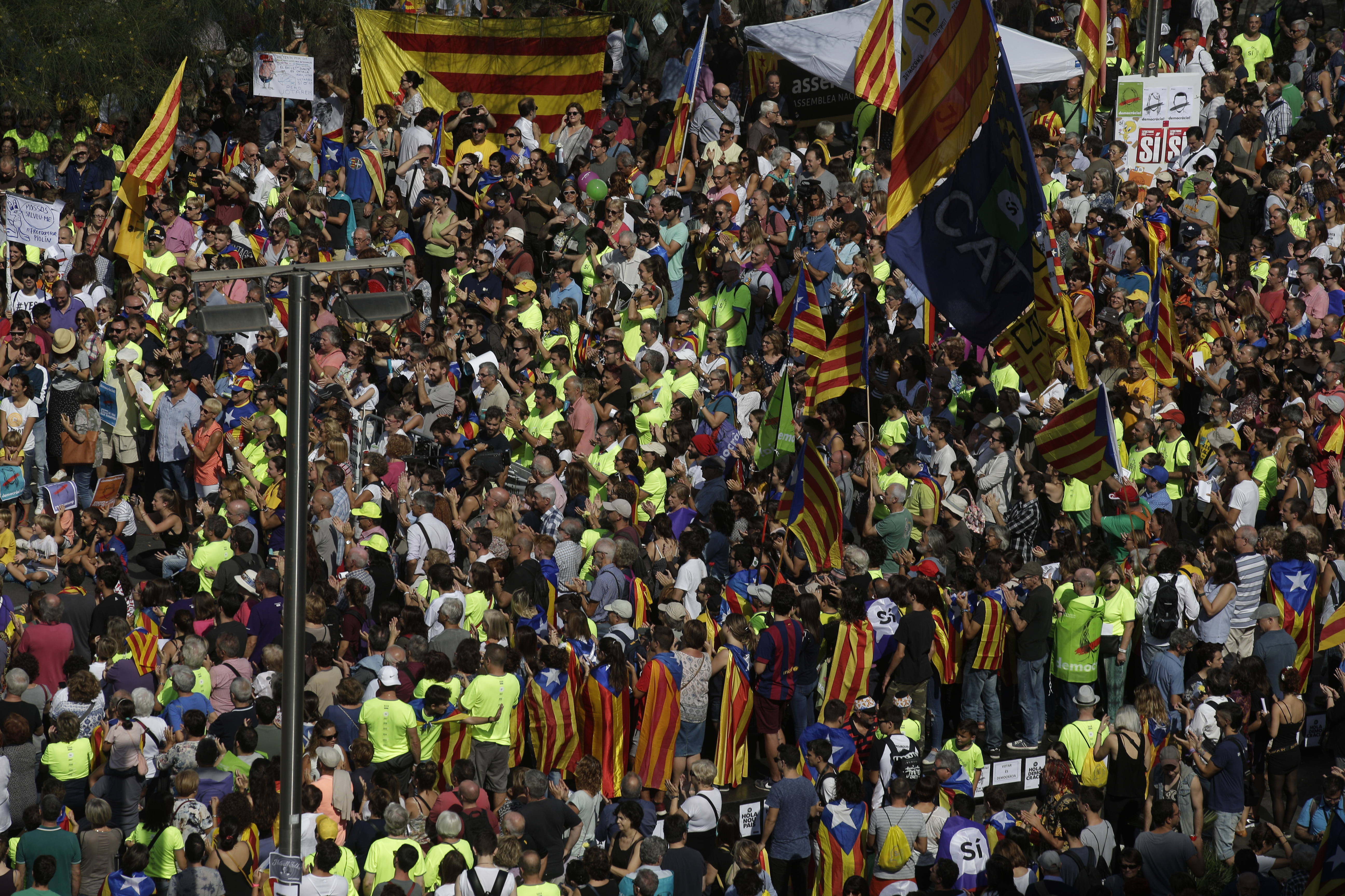 Протести с искане за референдум за независимост от Испания се състояха в Барселона