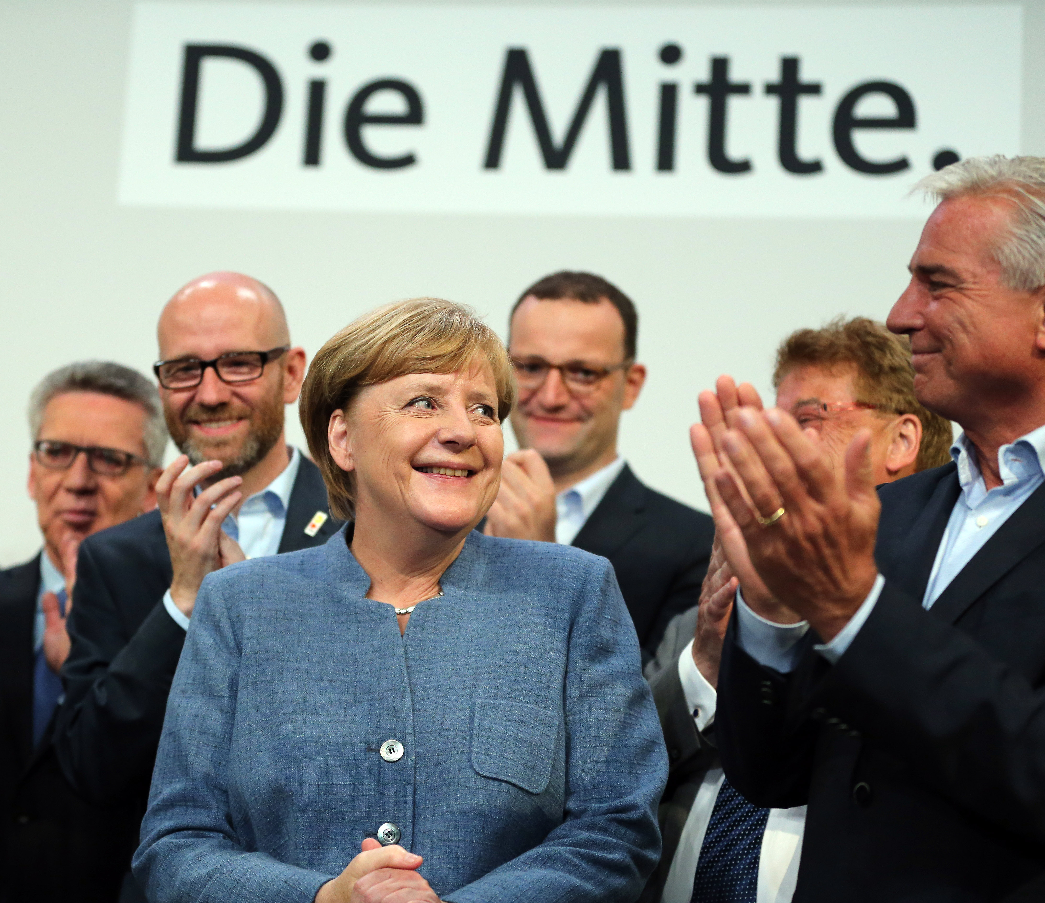 Ангела Меркел след изборите, които спечели, но е с отслабени позиции