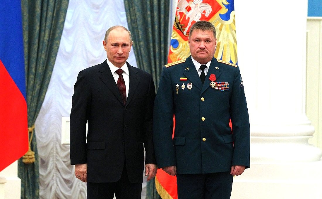 Генерал-лейтенант Валерий Асапов (вдясно) е бил убит в Сирия