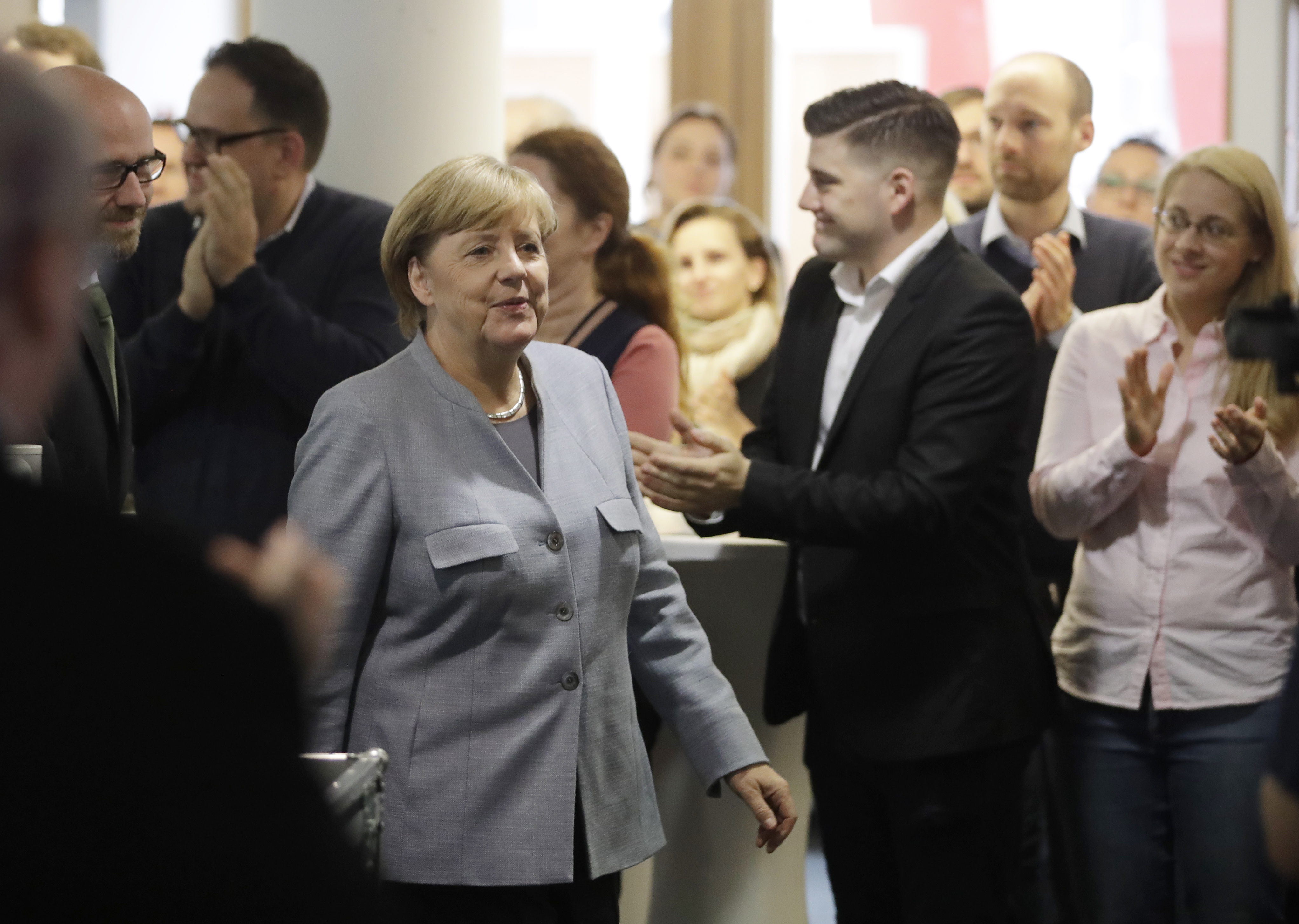 Ангела Меркел е аплодирана на влизане на заседание на нейния ХДС в Берлин