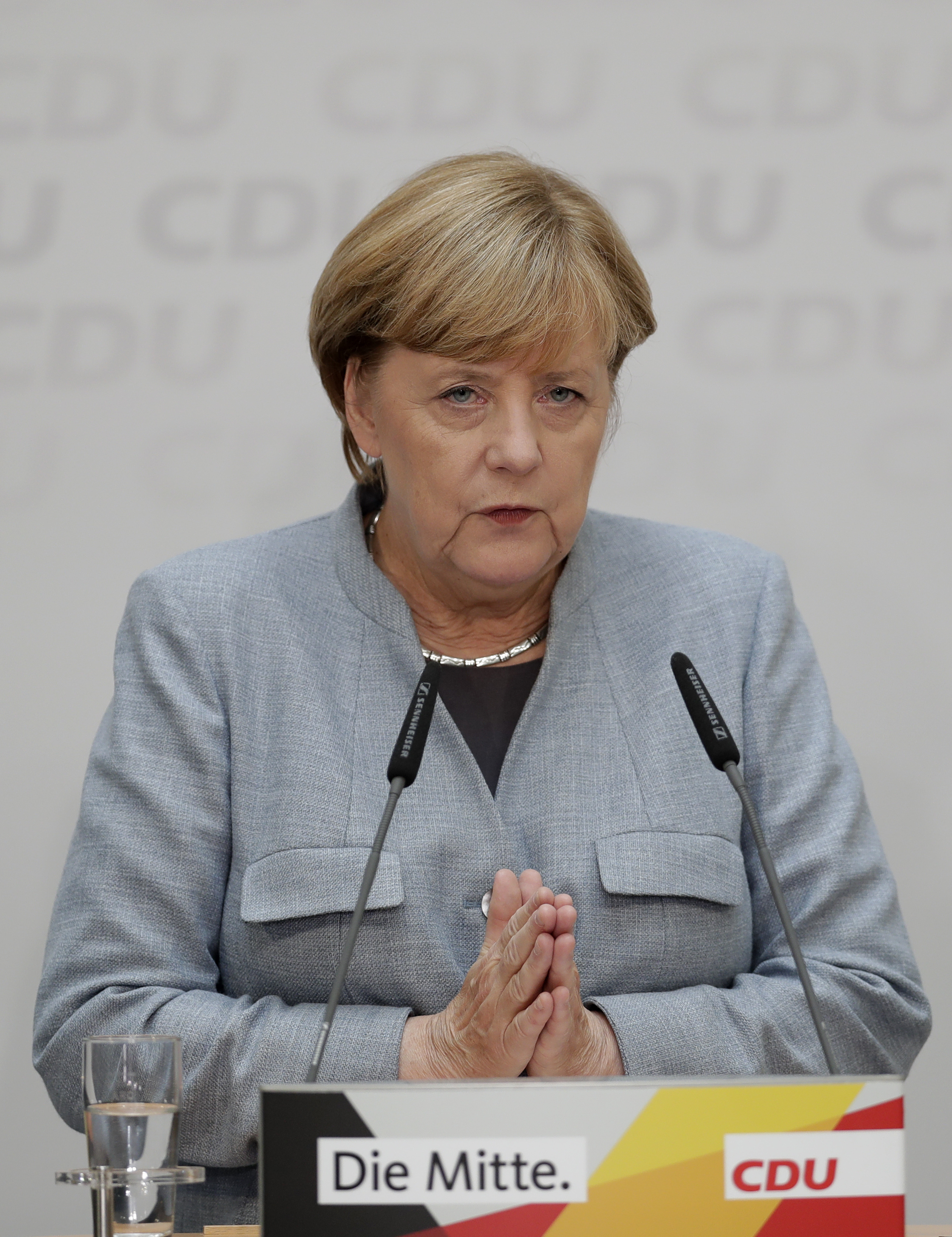 Меркел: Ще остана на поста още 4 г., ще преговарям и с ГСДП