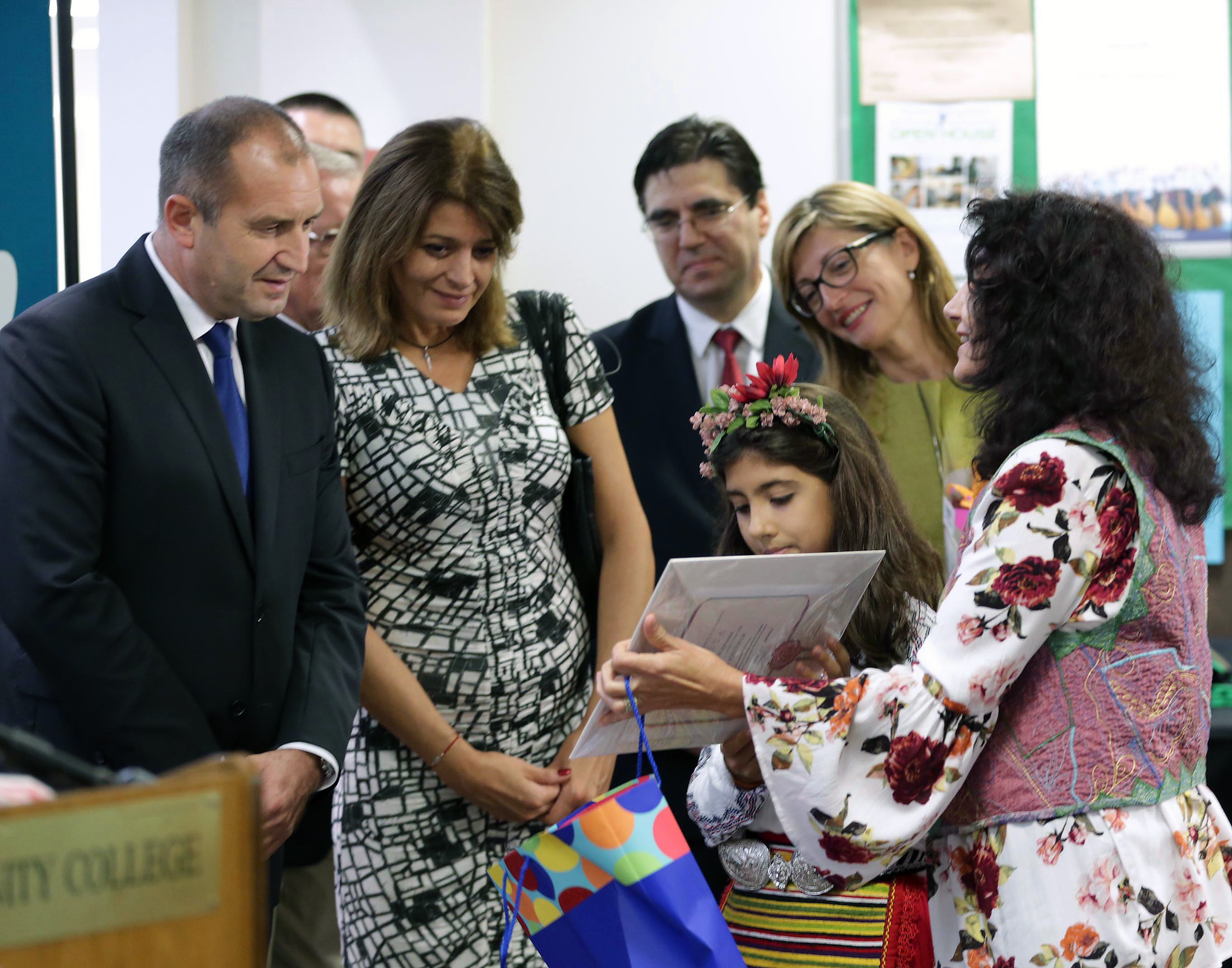 Президентът Румен Радев посети българското училище „Джон Атанасов“ в Чикаго