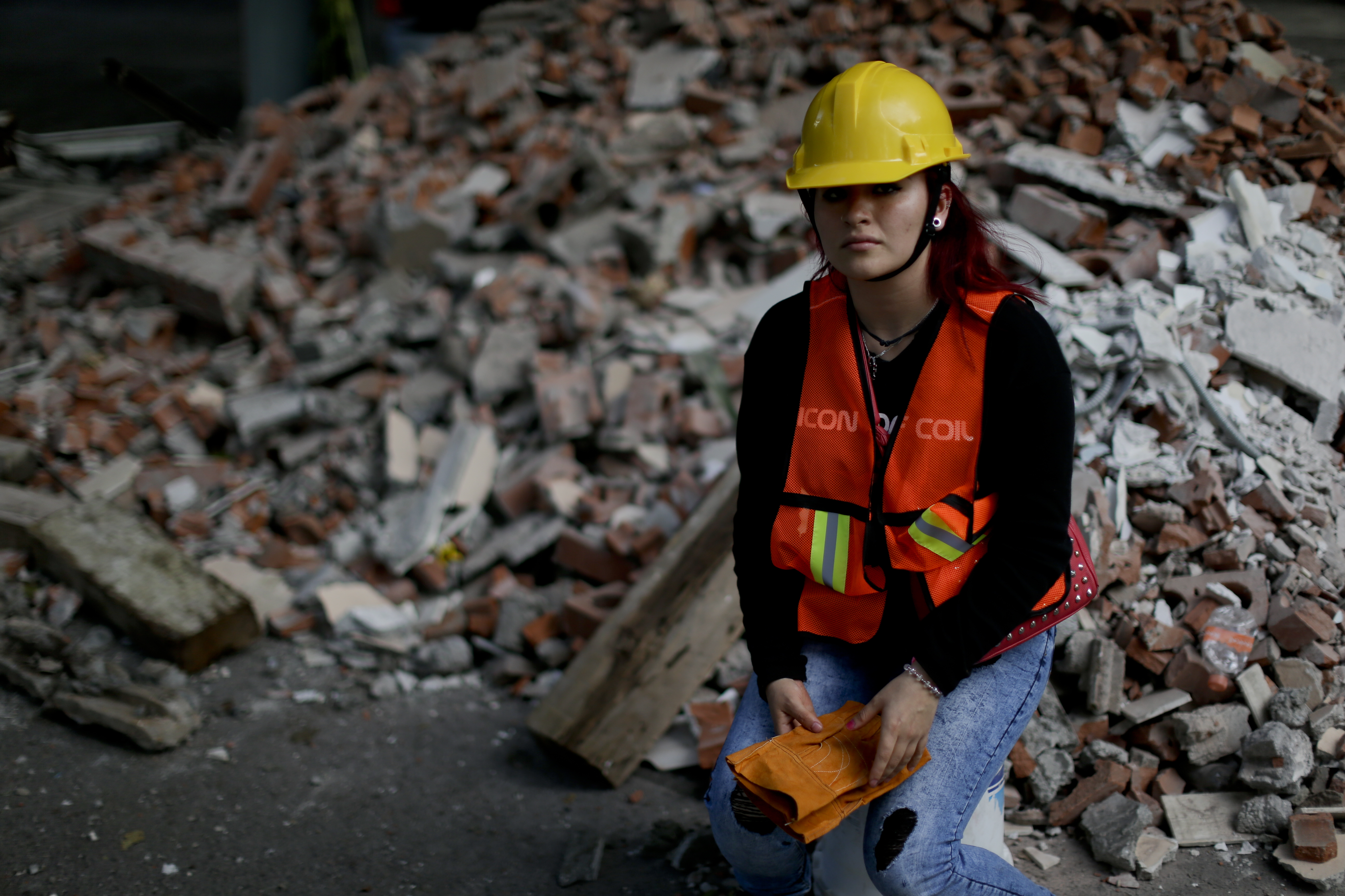 22-годишната Фрида Руеда сред отломките на разрушена от земетресението сграда в Мексико сити
