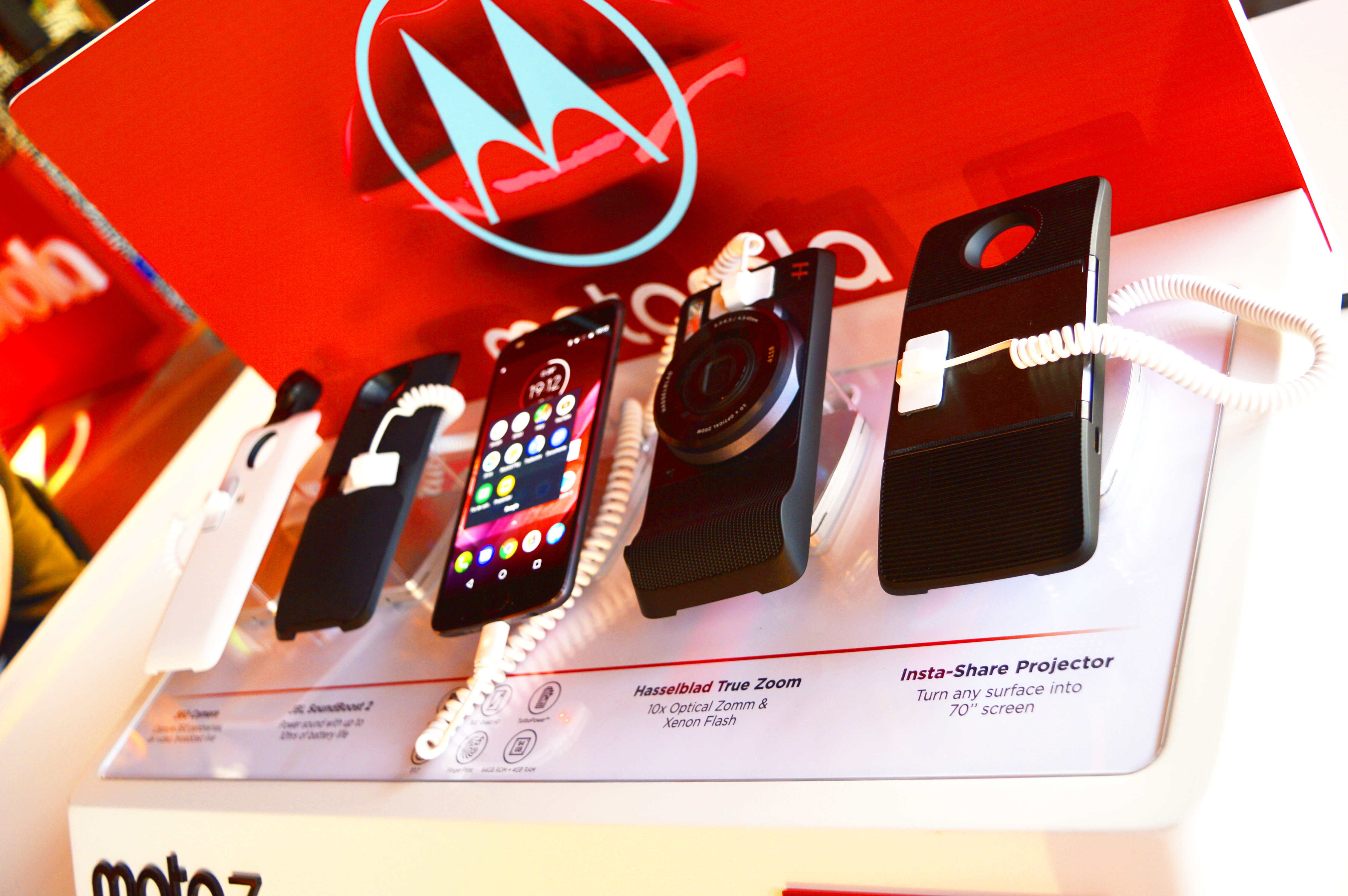 Moto Z2 Play с част от модулите си