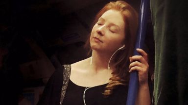 Вижте пътниците в Лондонското метро, пренесени в Ренесанса