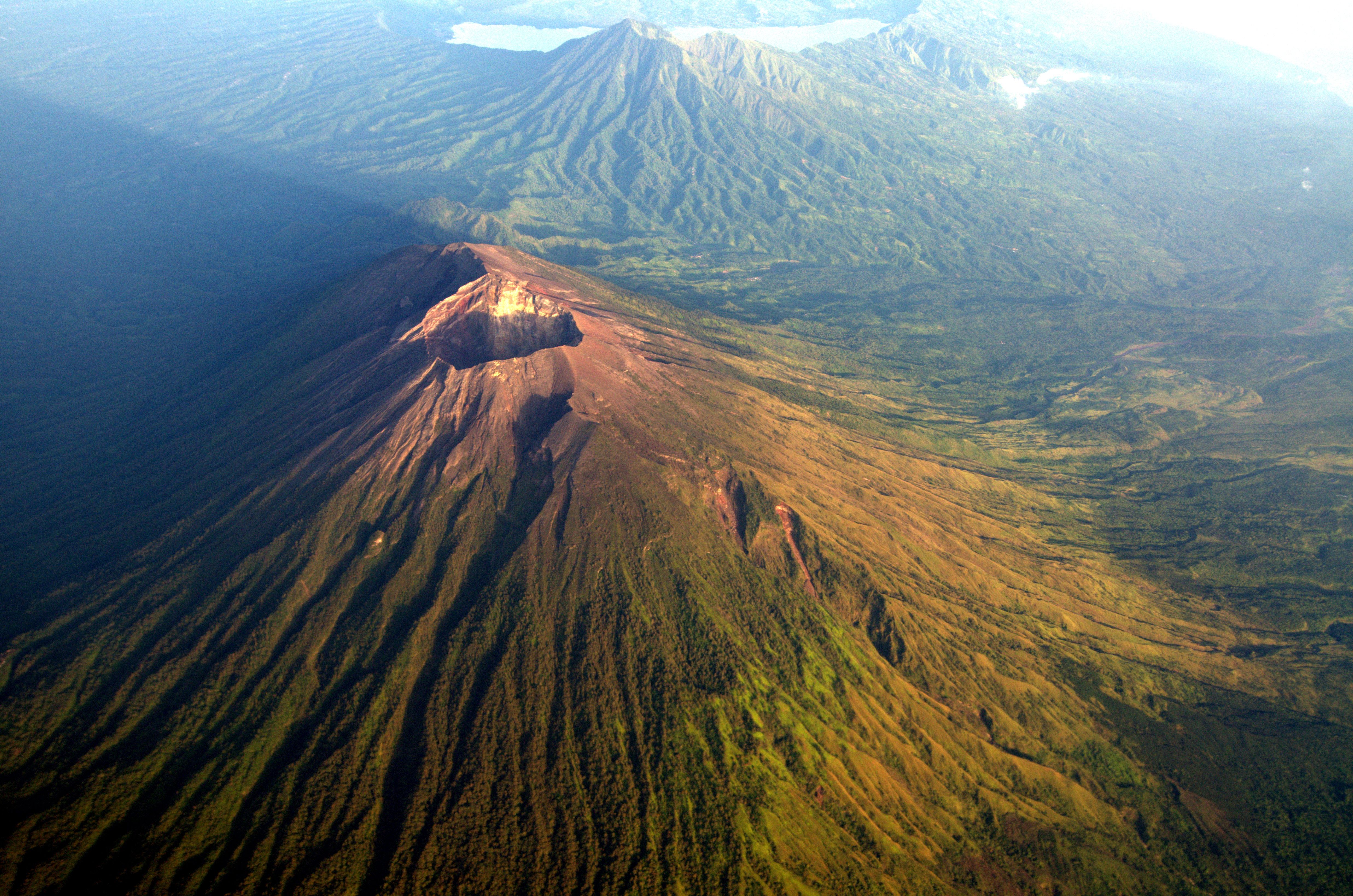 Последното изригване на вулкана е било през 1963 г. и е взело 1200 жертви