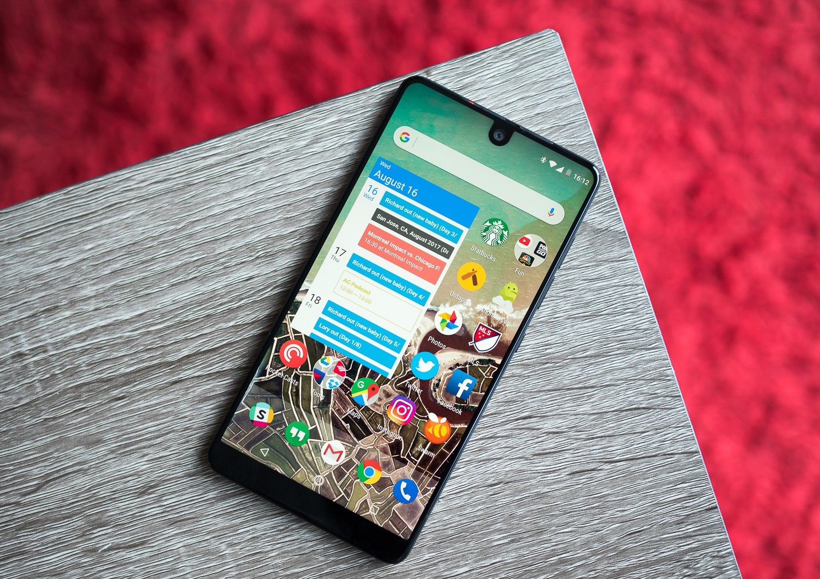 ”Иновативният” Essential Phone е пълен провал