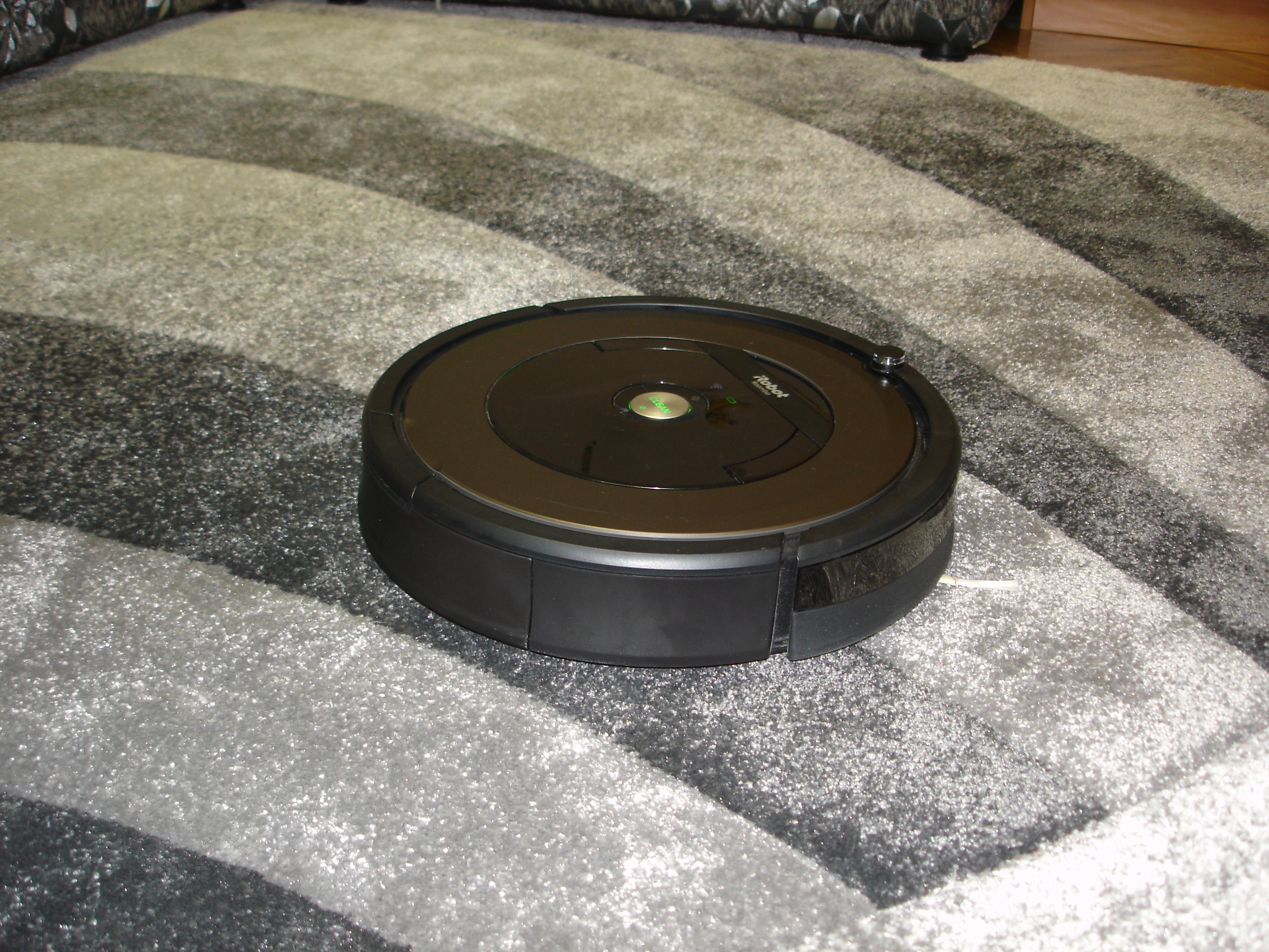 Роботът прахосмукачка Roomba 896 (ревю)