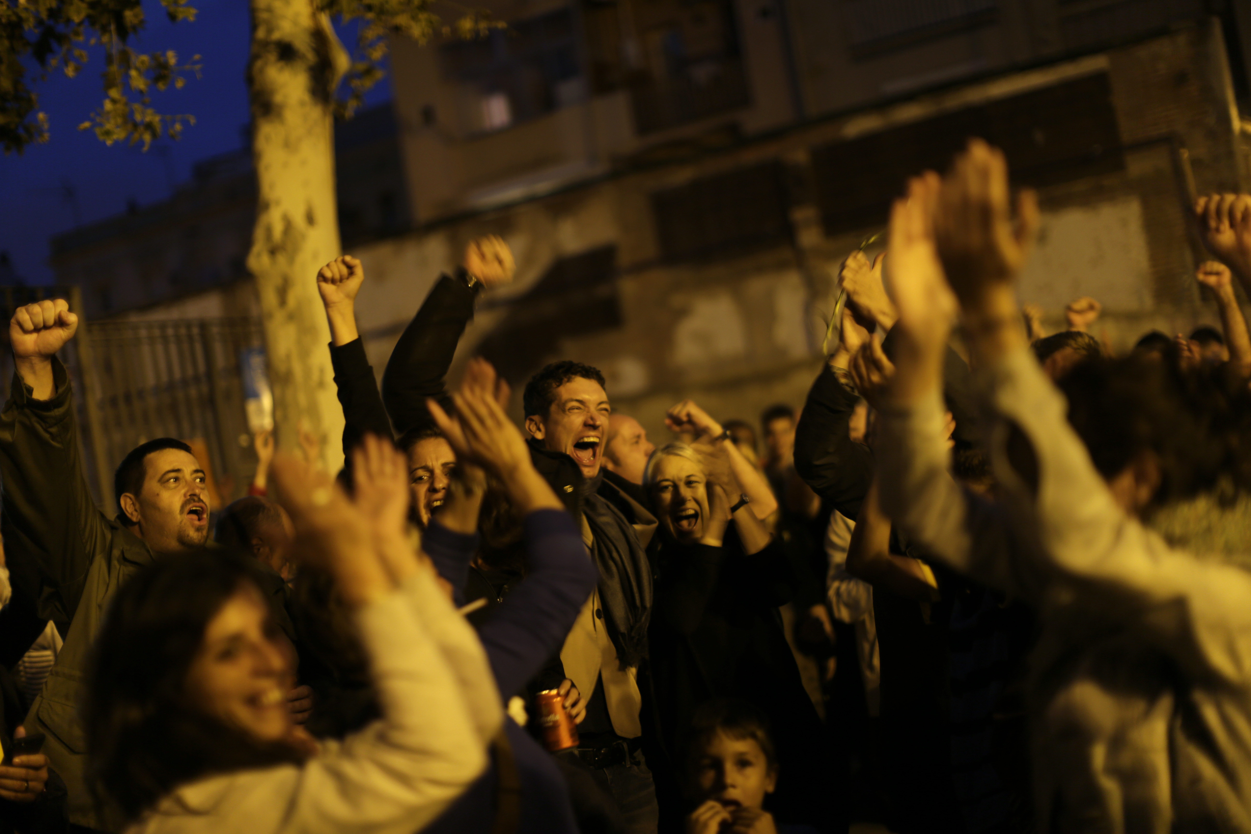 Жители на Барселона протестират заради насилствено затваряне от полицията на пункт за гласуване